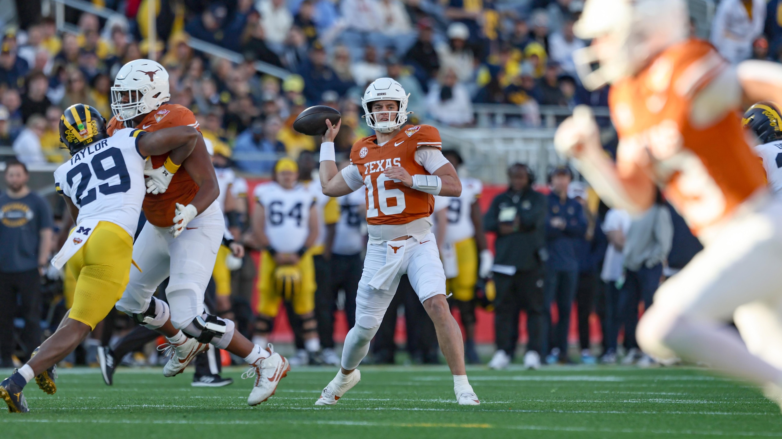 2025 Cheez-It Citrus Bowl - Texas v Michigan