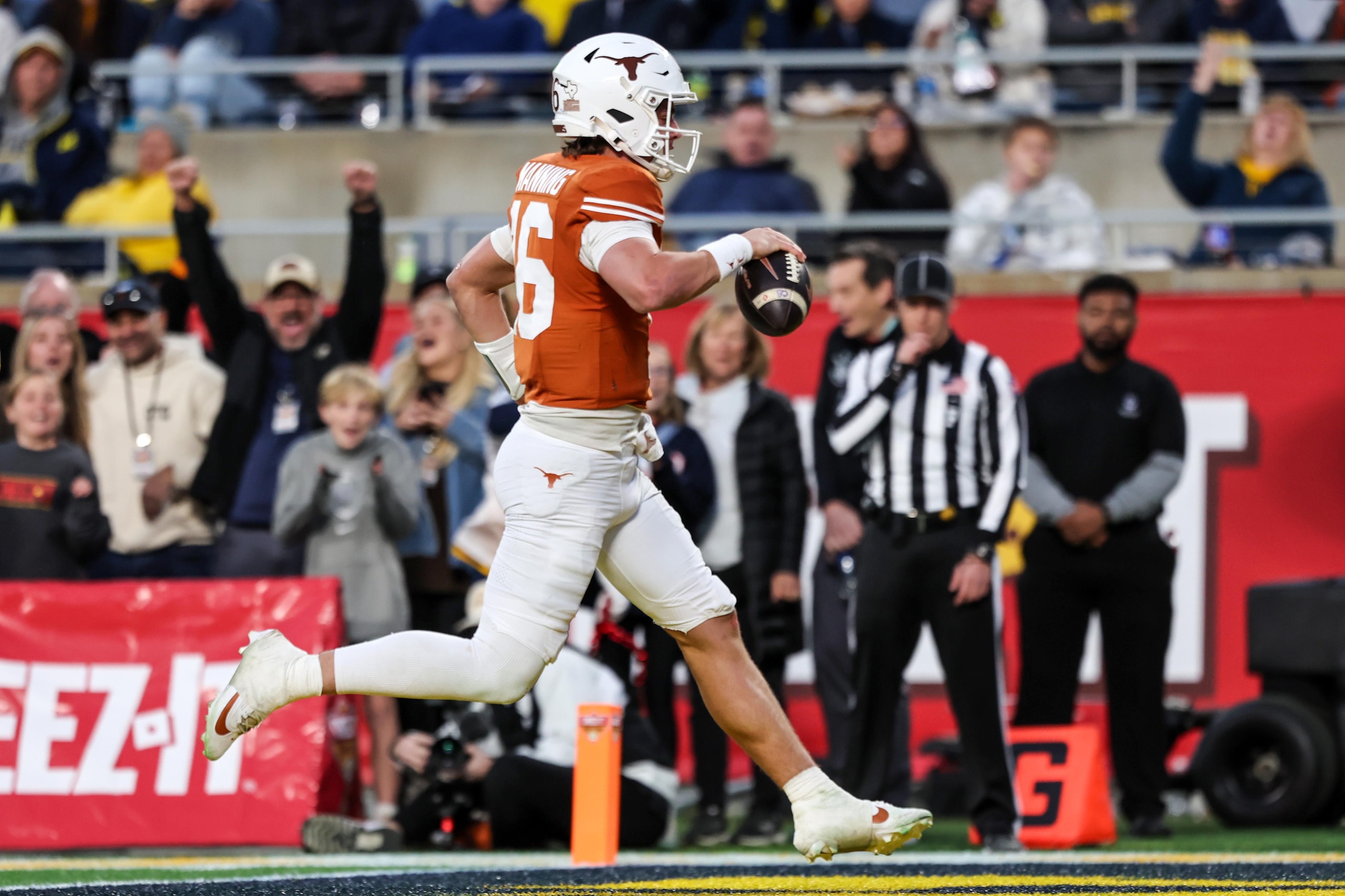 2025 Cheez-It Citrus Bowl - Texas v Michigan