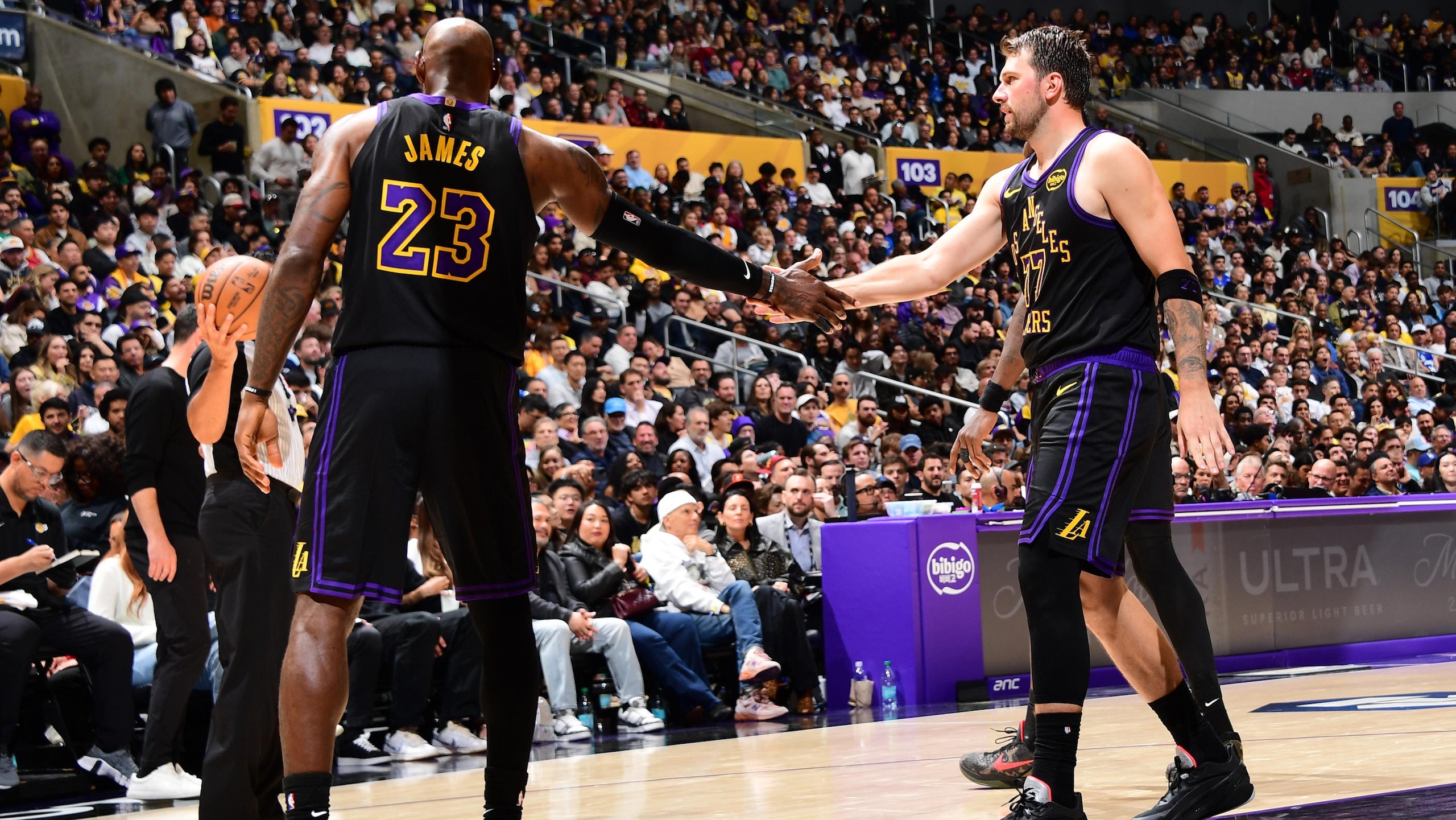 Cleveland Cavaliers v Los Angeles Lakers