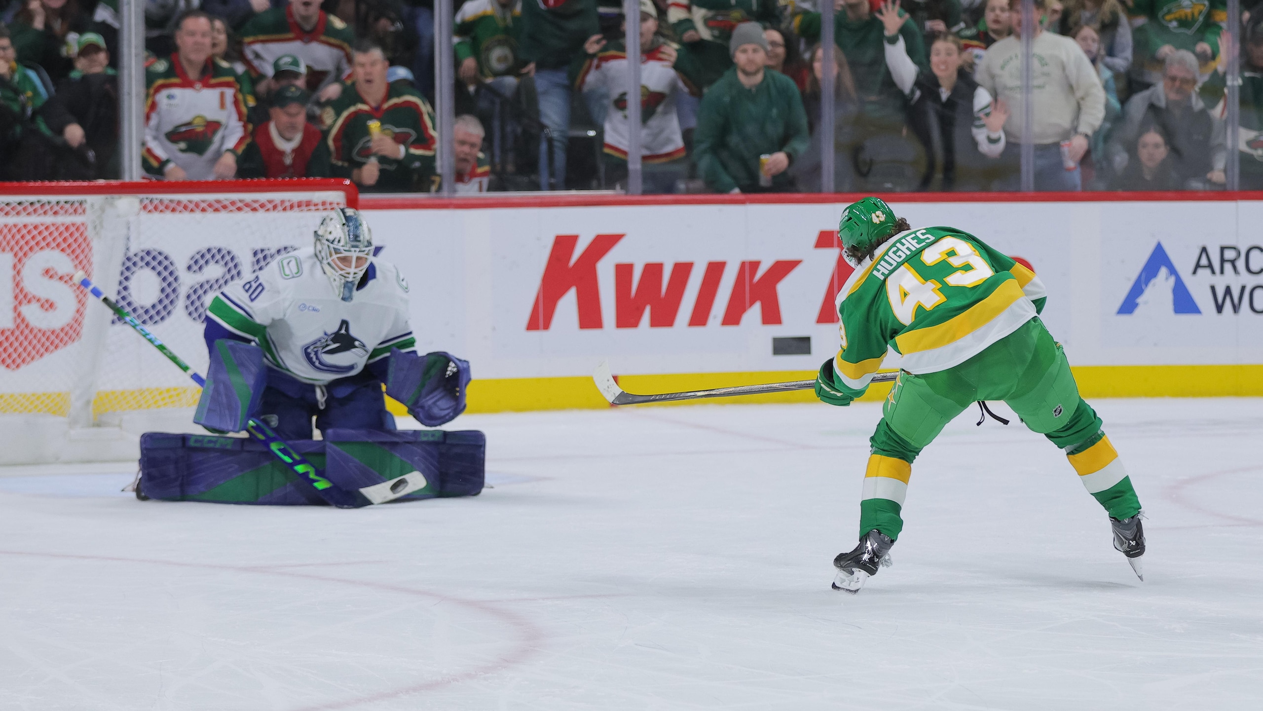NHL: APR 02 Canucks at Wild