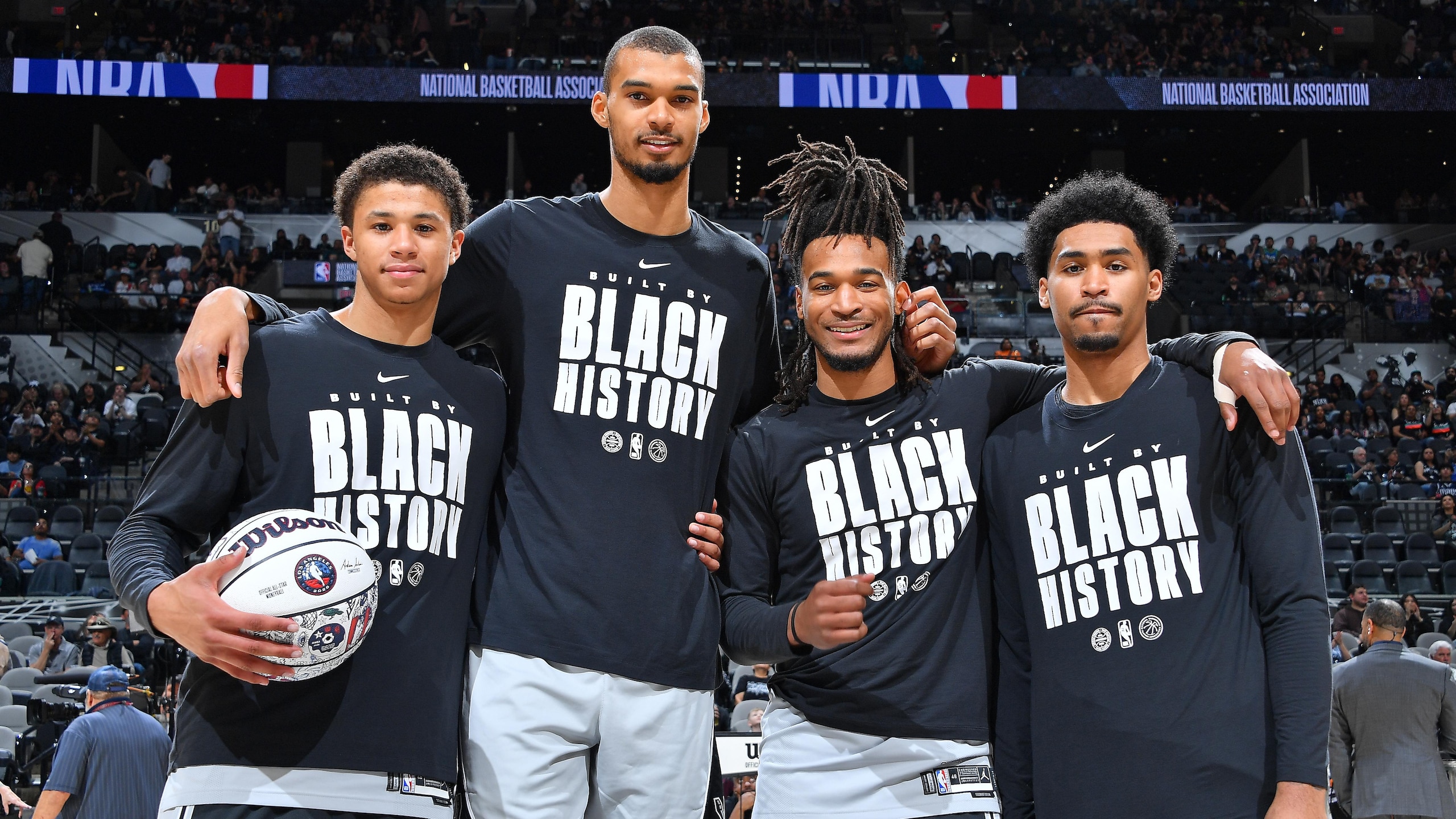 Dallas Mavericks v San Antonio Spurs