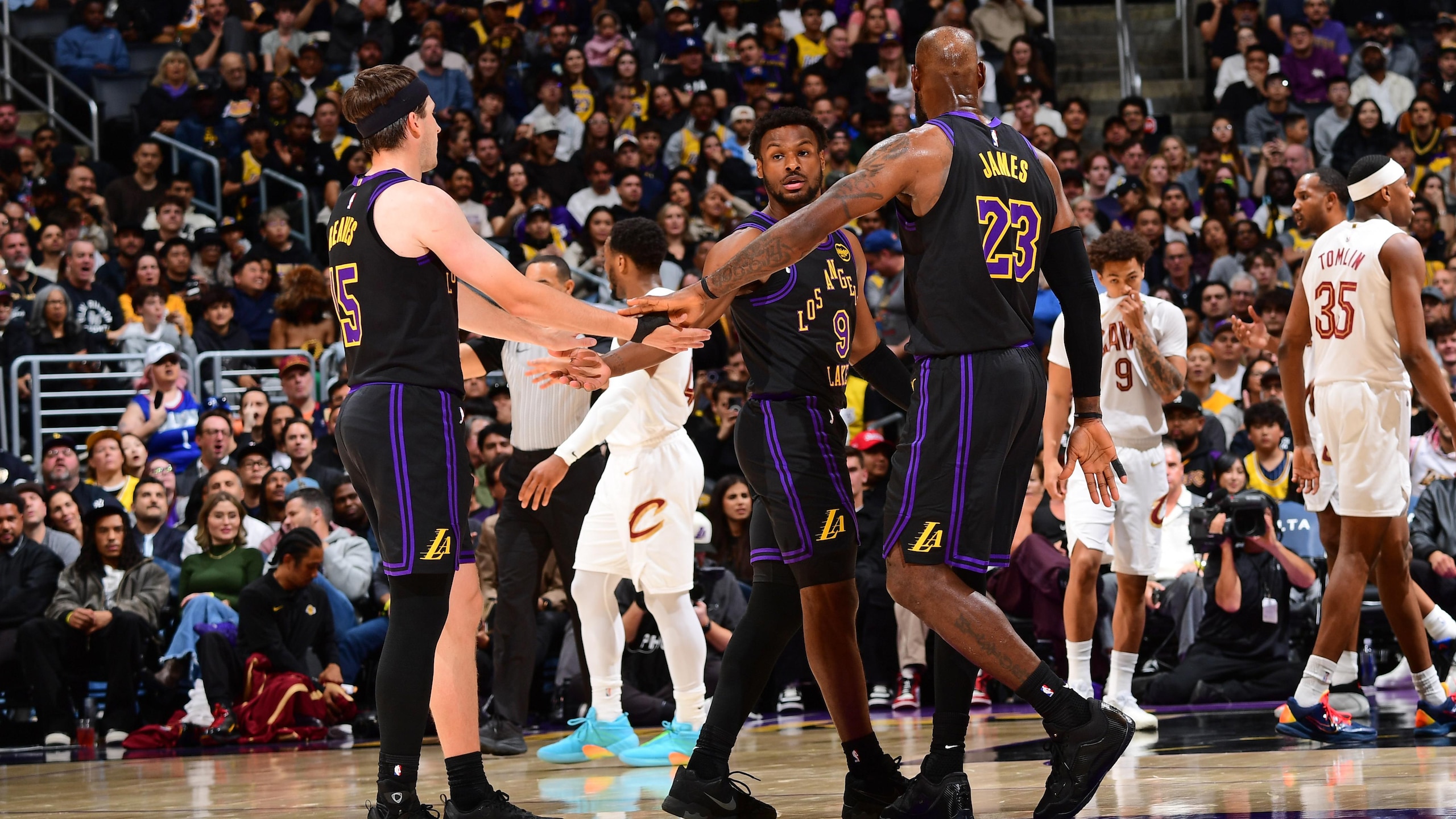 Cleveland Cavaliers v Los Angeles Lakers