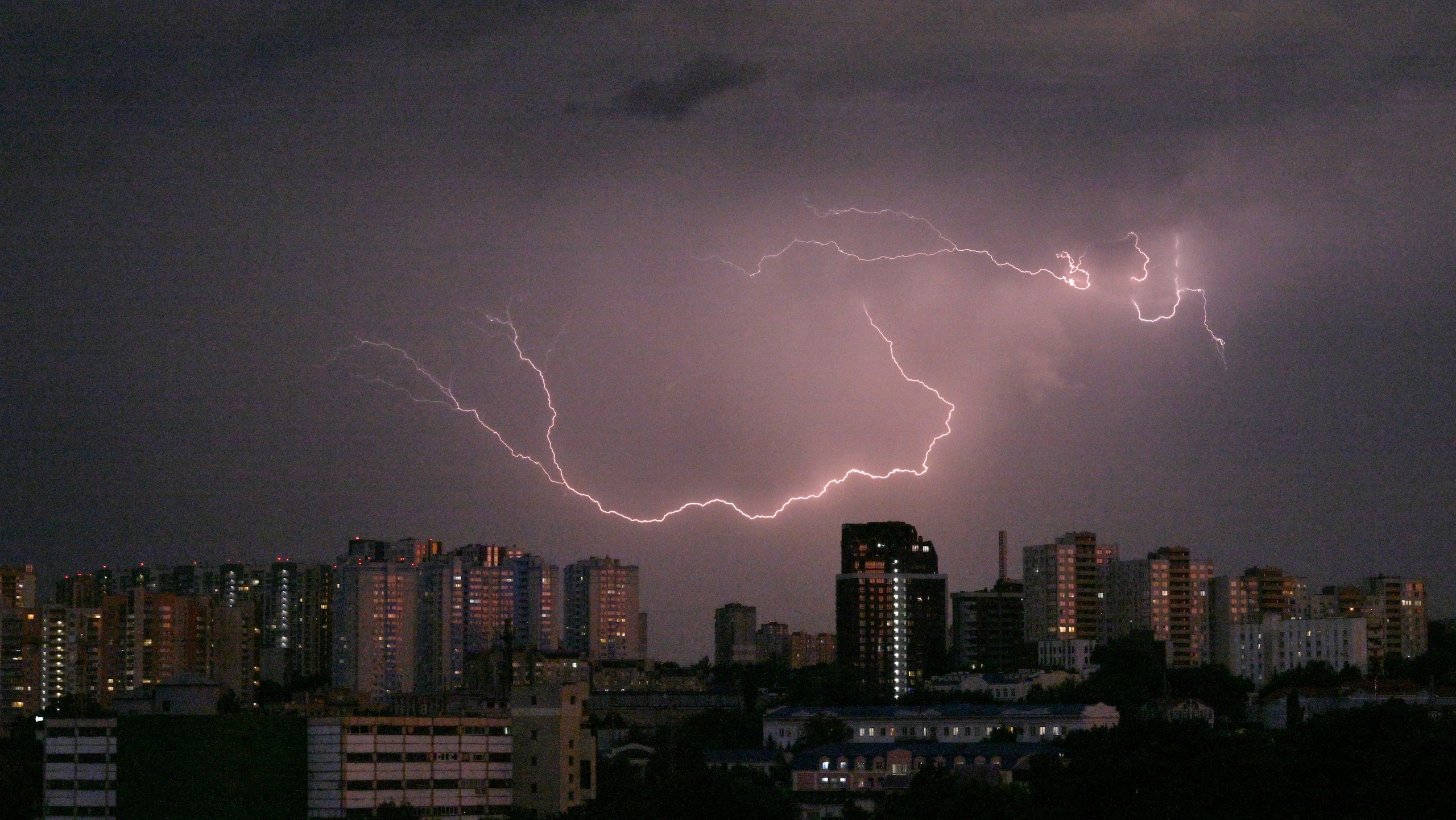 TOPSHOT-UKRAINE-WEATHER-HEAT-STORM