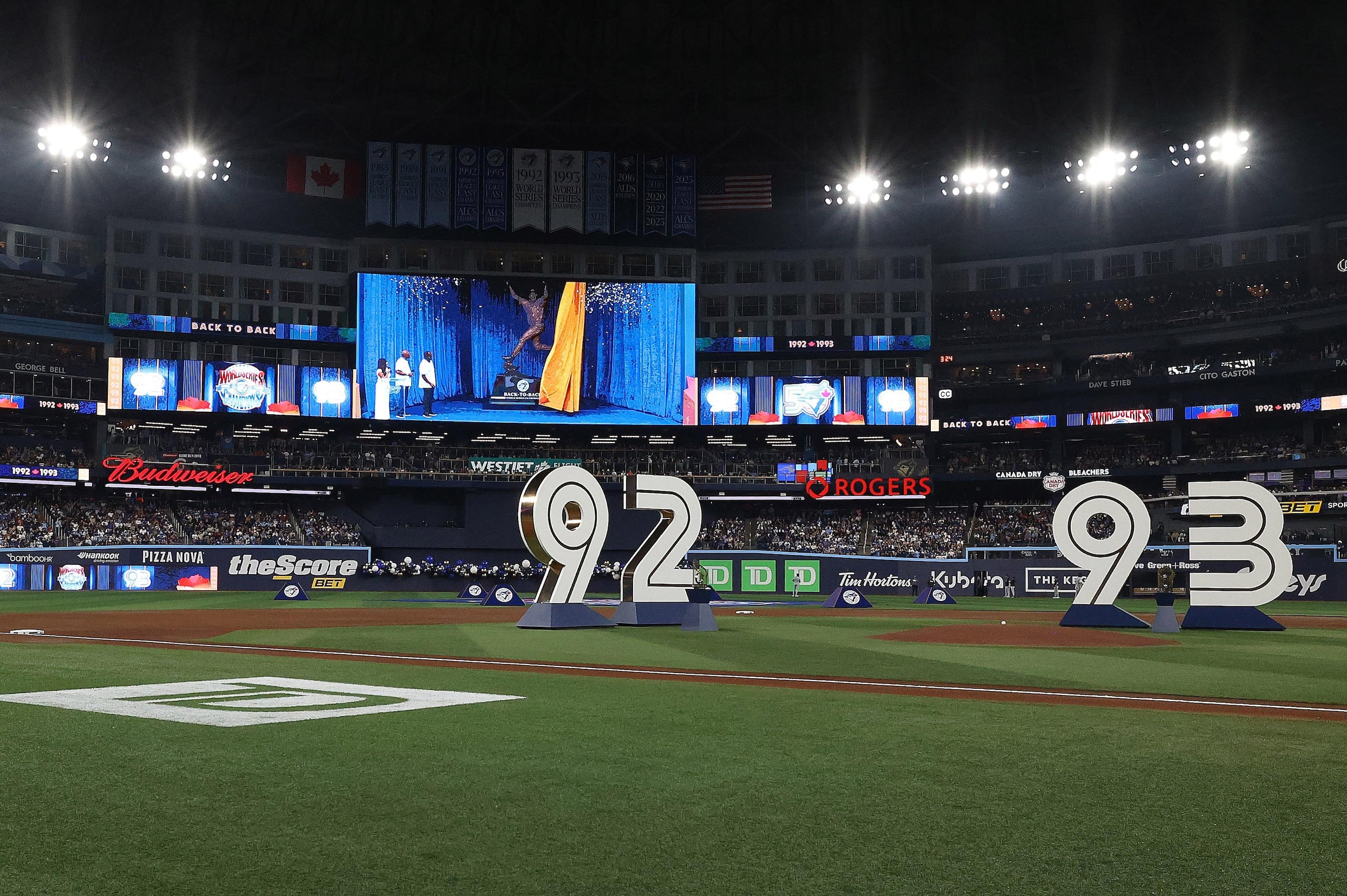 Toronto Blue Jays honoured the 1992  and 1993 teams that won back-to-back World Series before playing the Chicago White Sox
