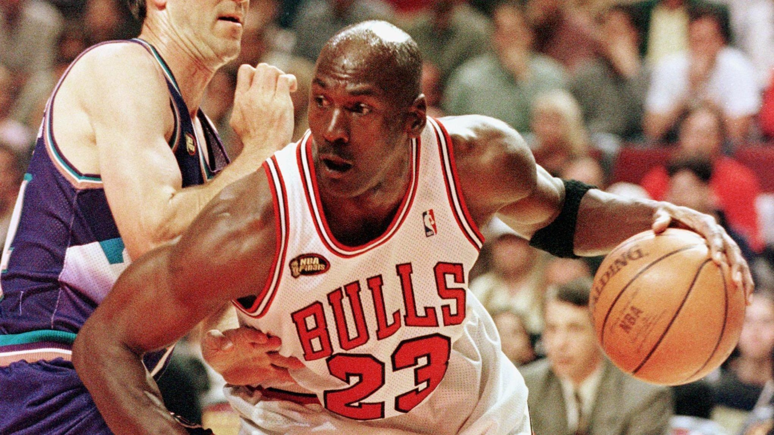 Michael Jordan (R) of the Chicago Bulls goes to th