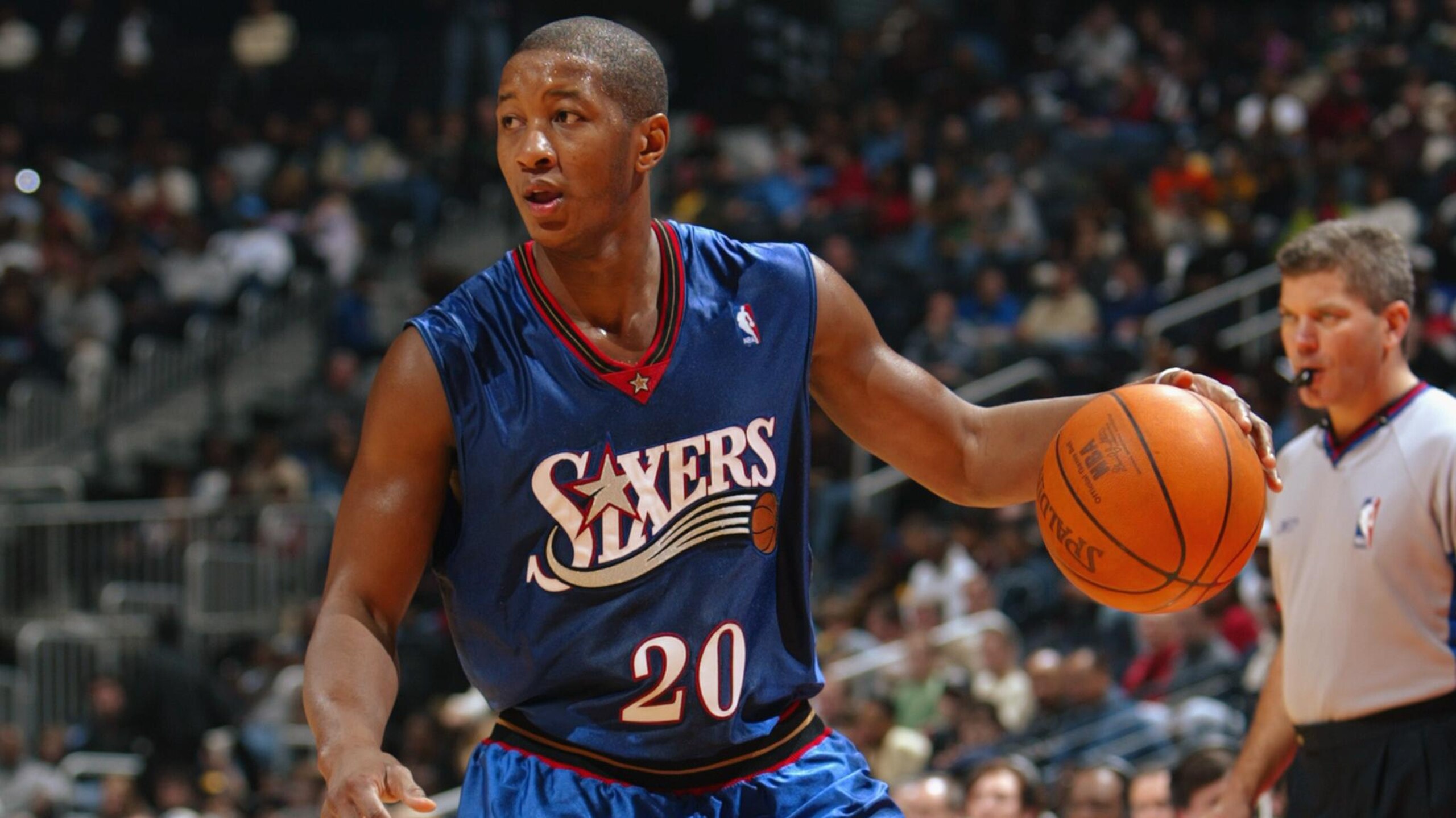 Eric Snow dribbles Eric Snow dribbles