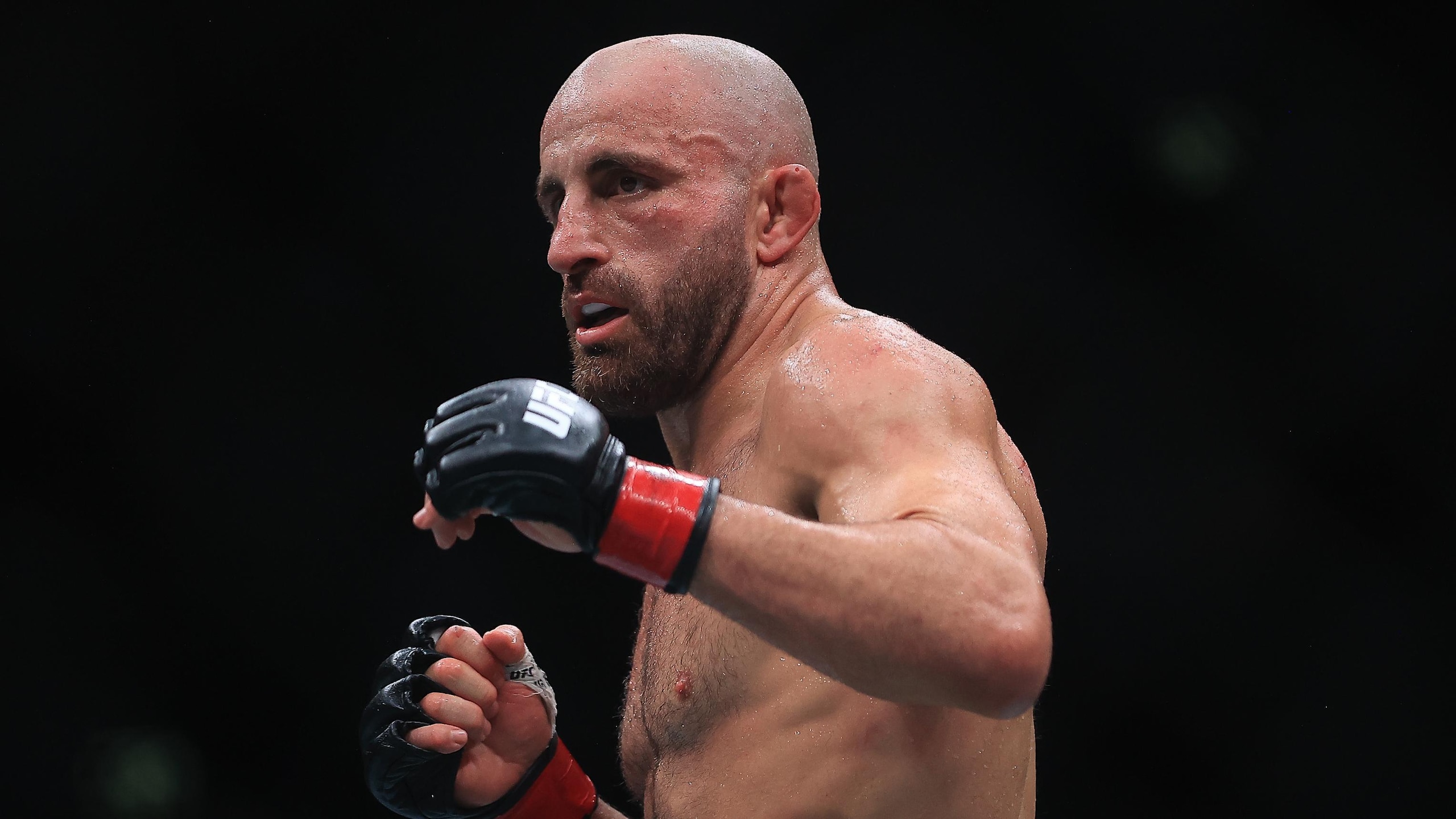 Alexander Volkanovski (L) of Australia seen in action during