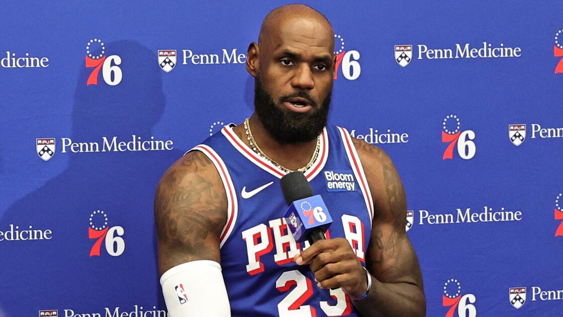 LeBron James Trolled by Michael Che on Saturday Night Live Weekend Update