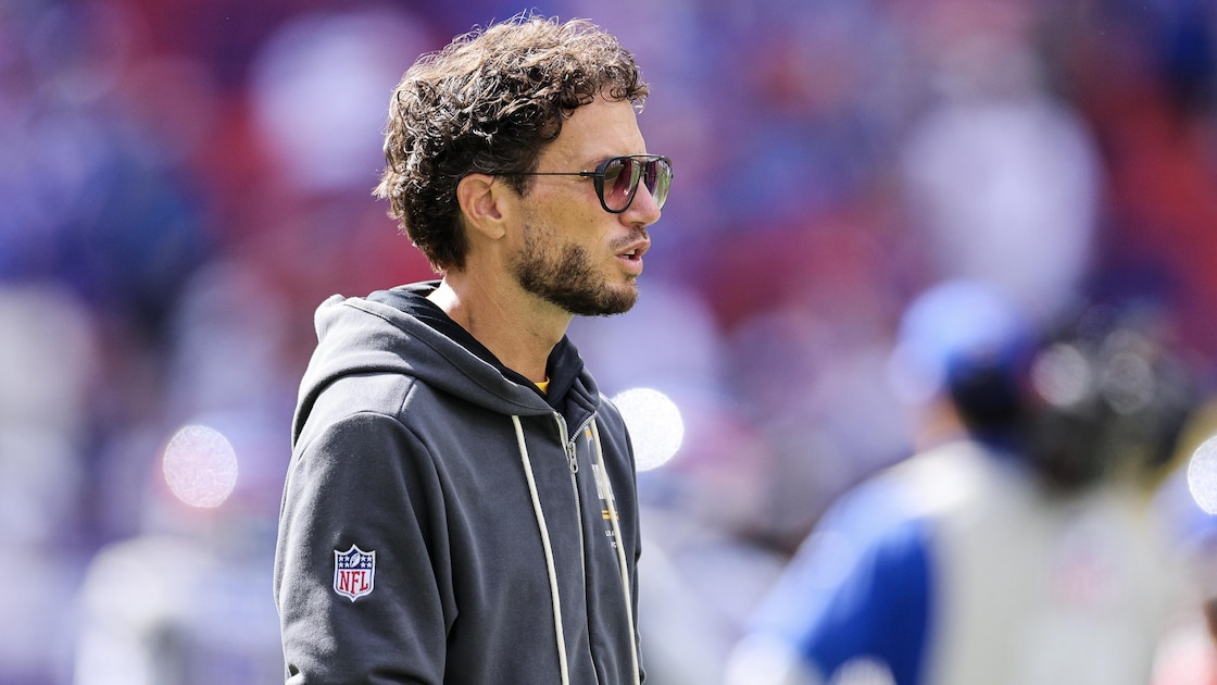 Chargers offensive coordinator Mike McDaniel defends job amid 0‑4 start