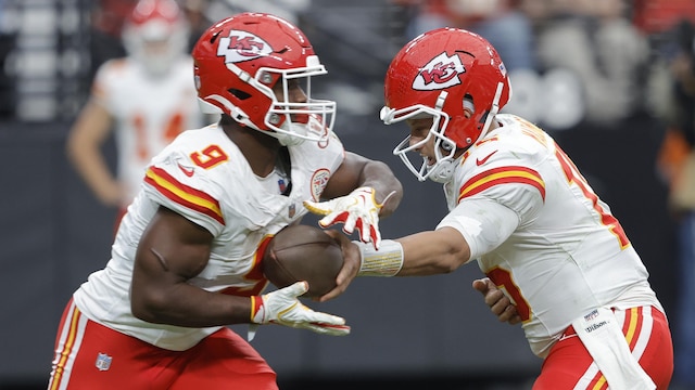 Chiefs Beat Raiders, Box Score Stats, Highlights for Mahomes, Cousins ...