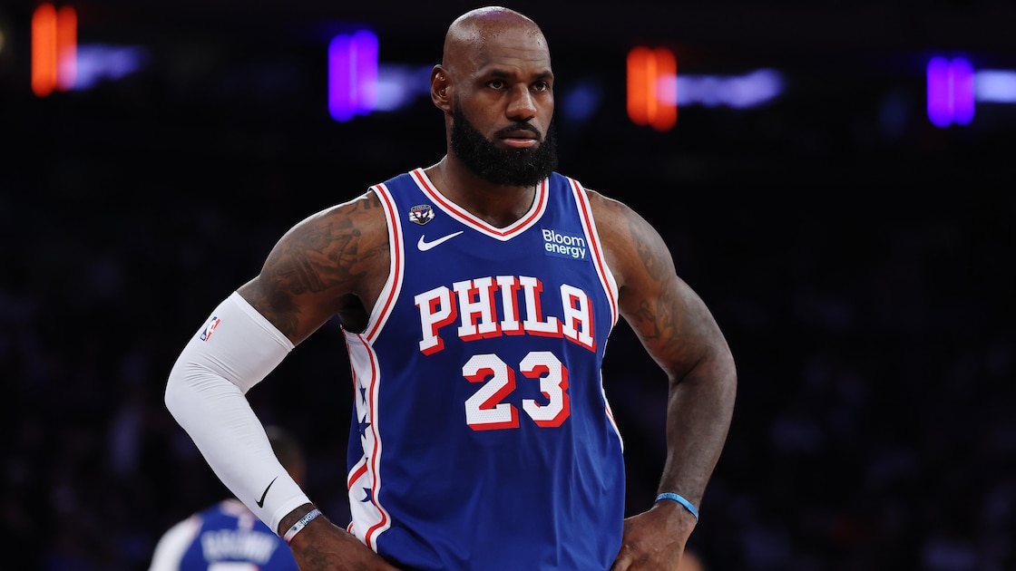 LeBron James 1-of-1 Autograph Card With 76ers Debut Sleeve Revealed