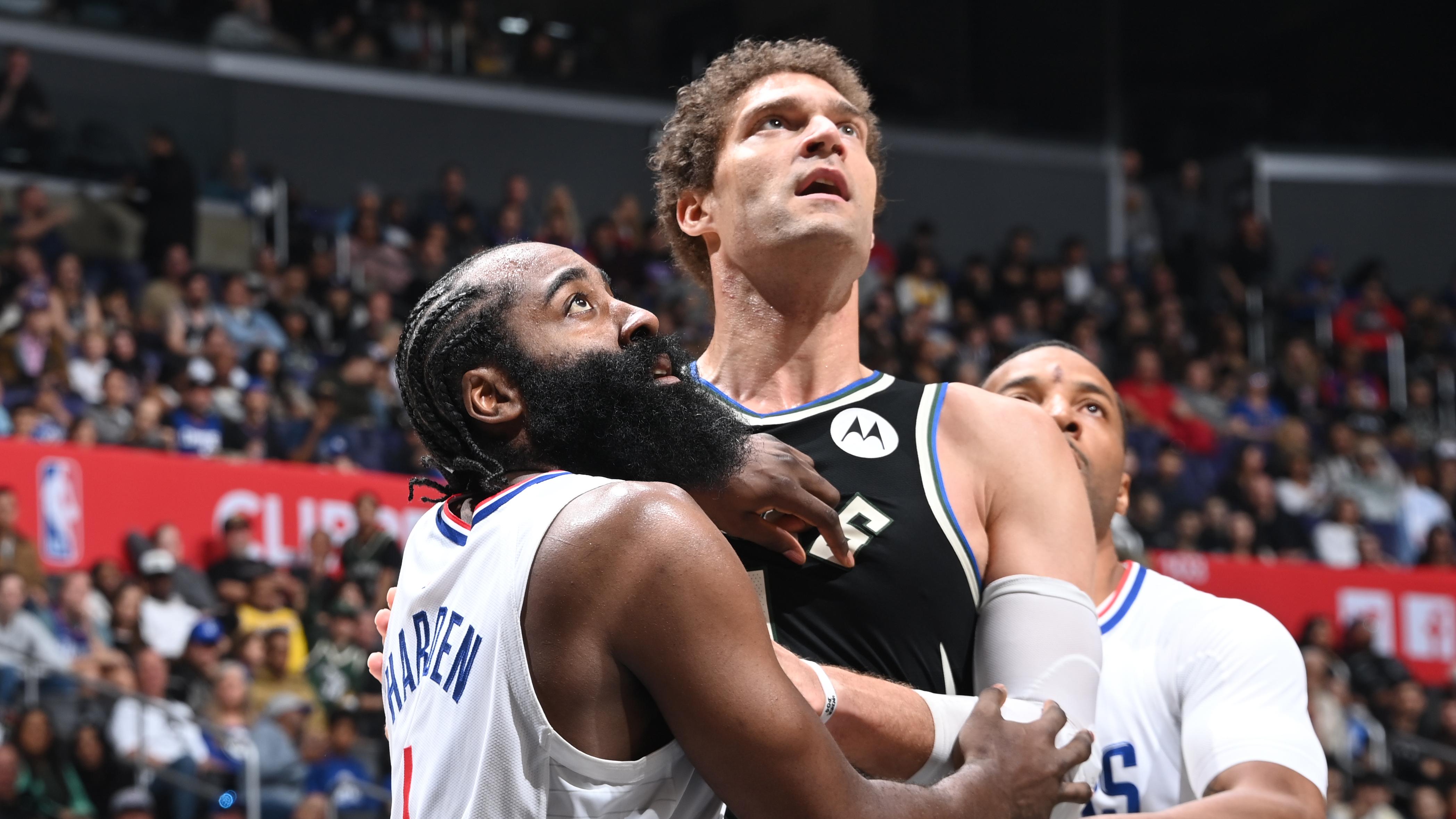 Milwaukee Bucks v LA Clippers