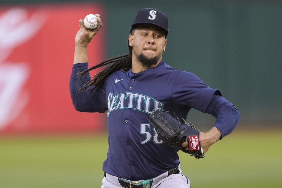 Mariners trade Luis Castillo to White Sox for three players