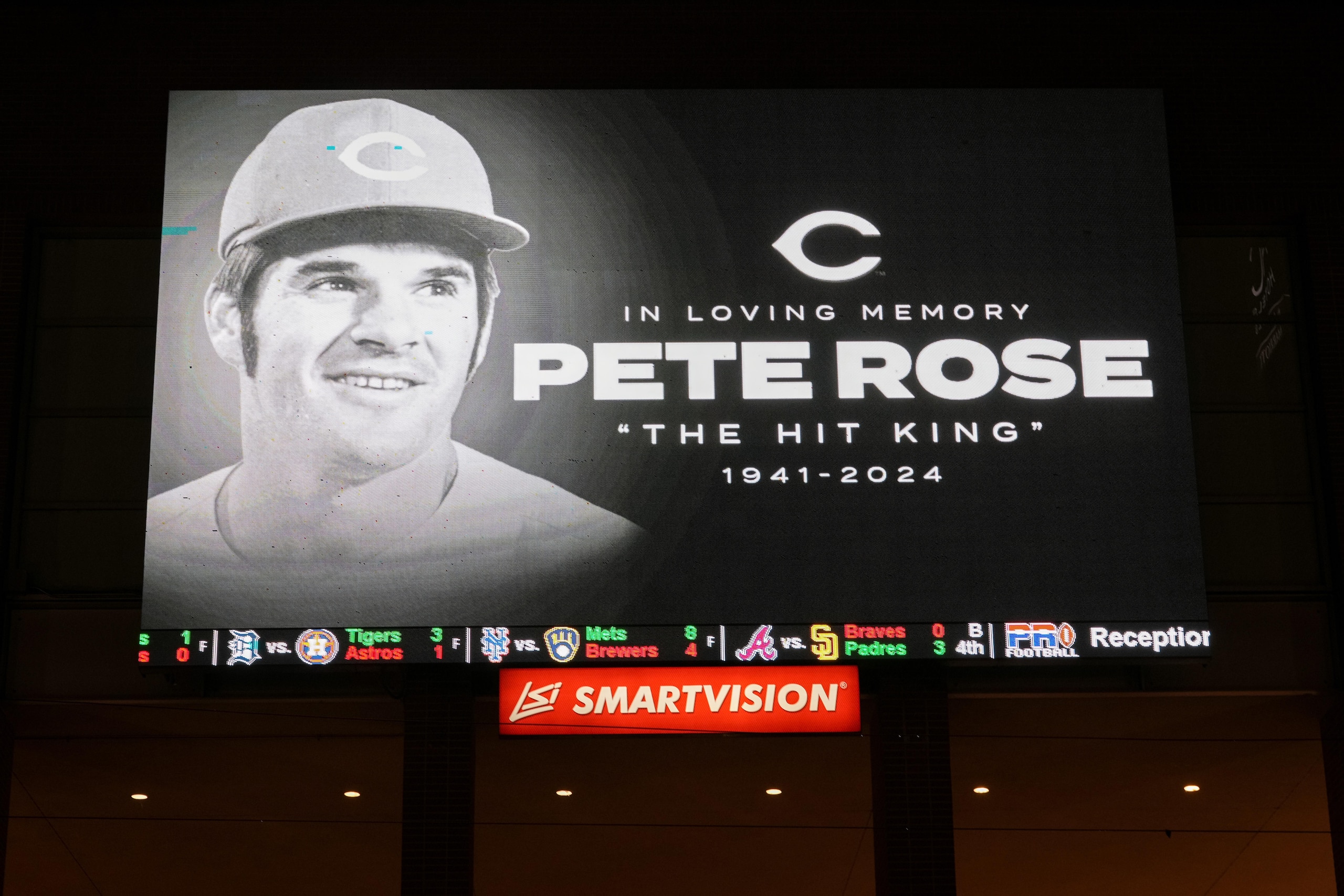 Pete Rose Honored By Fans In Cincinnati