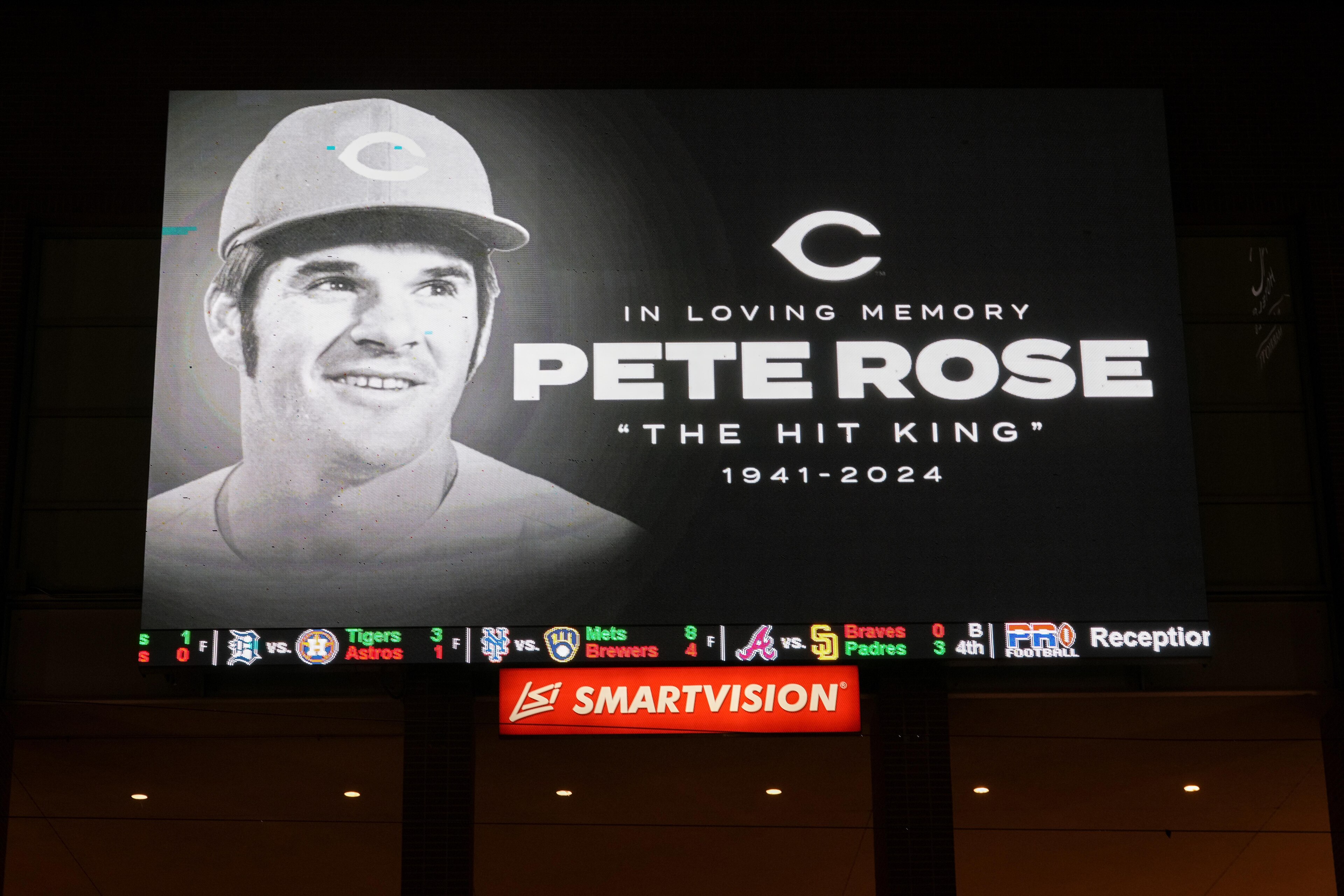 Pete Rose Honored By Fans In Cincinnati