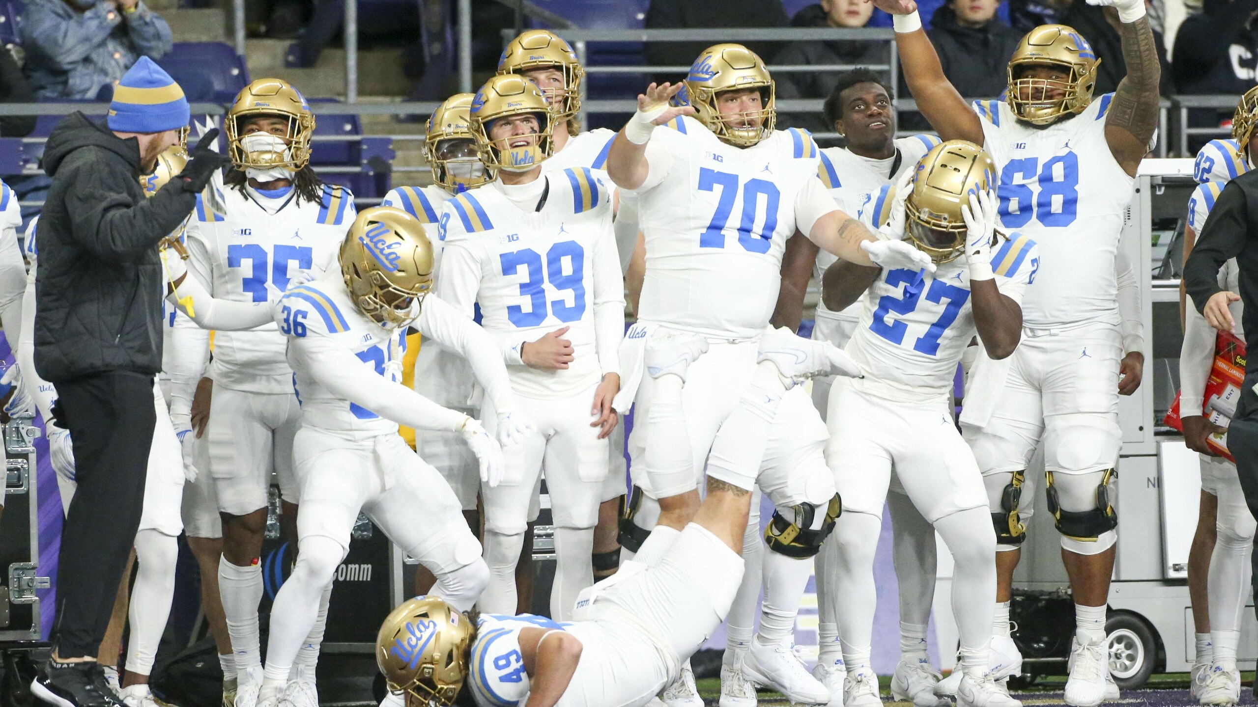 COLLEGE FOOTBALL: NOV 15 UCLA at Washington COLLEGE FOOTBALL: NOV 15 UCLA at Washington