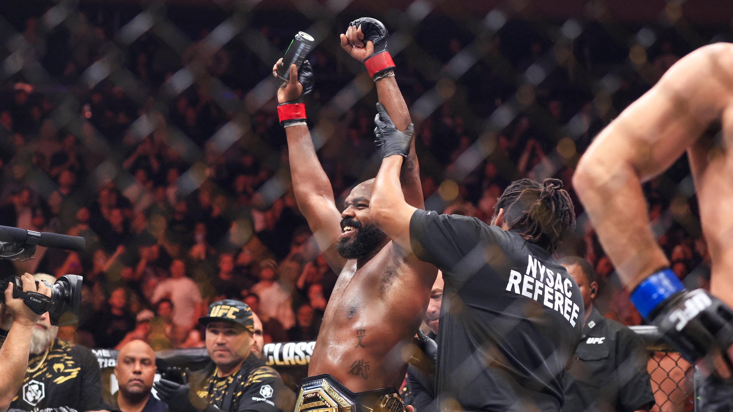 MMA-UFC-HEAVYWEIGHT-USA-JONES-MIOCIC