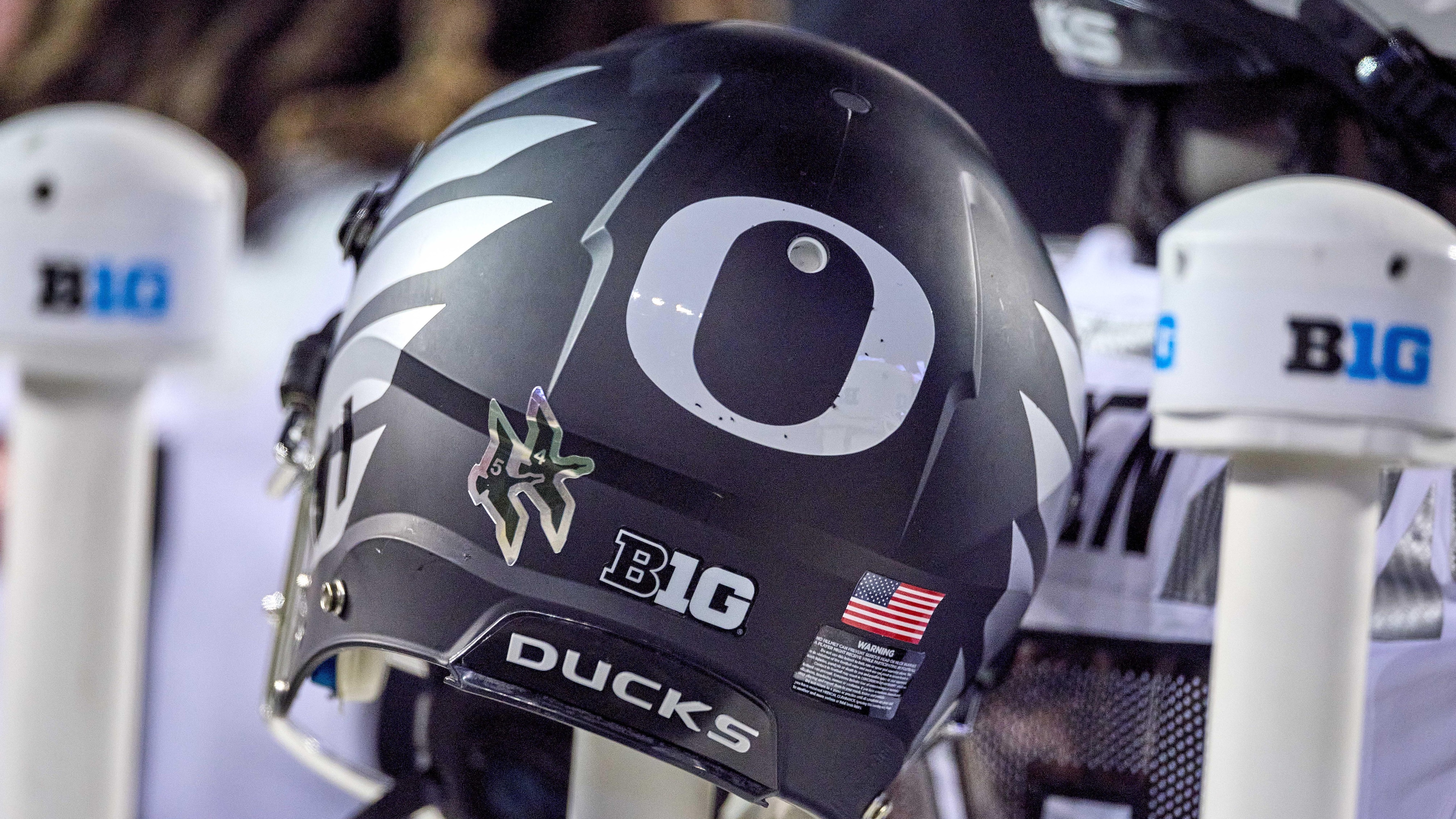 5-Star OL Immanuel Iheanacho Commits to Oregon on Video over LSU, Penn State, More