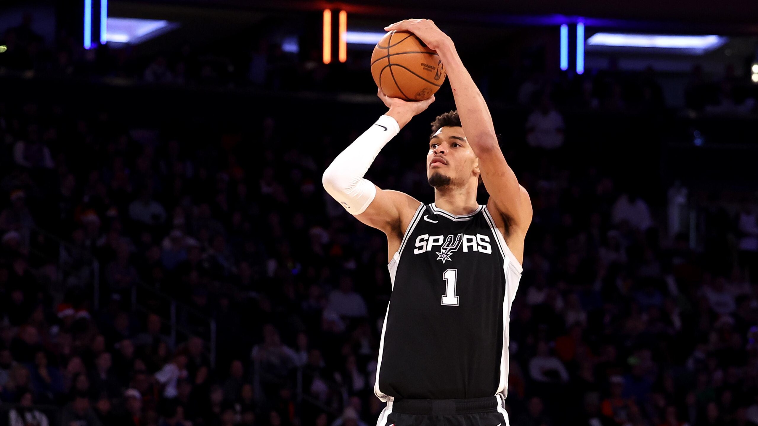 San Antonio Spurs v New York Knicks