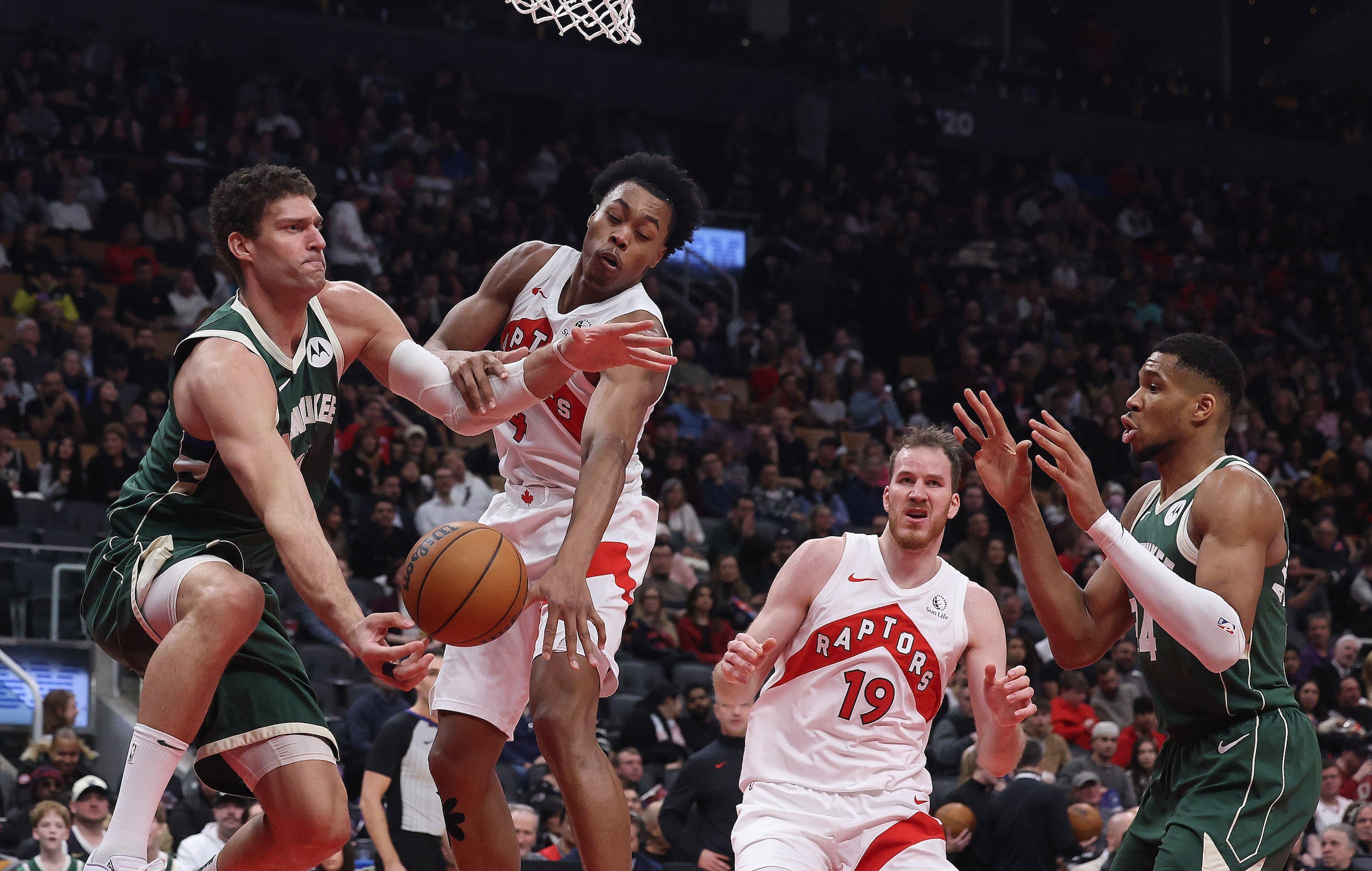 Toronto Raptors play the Milwaukee Bucks