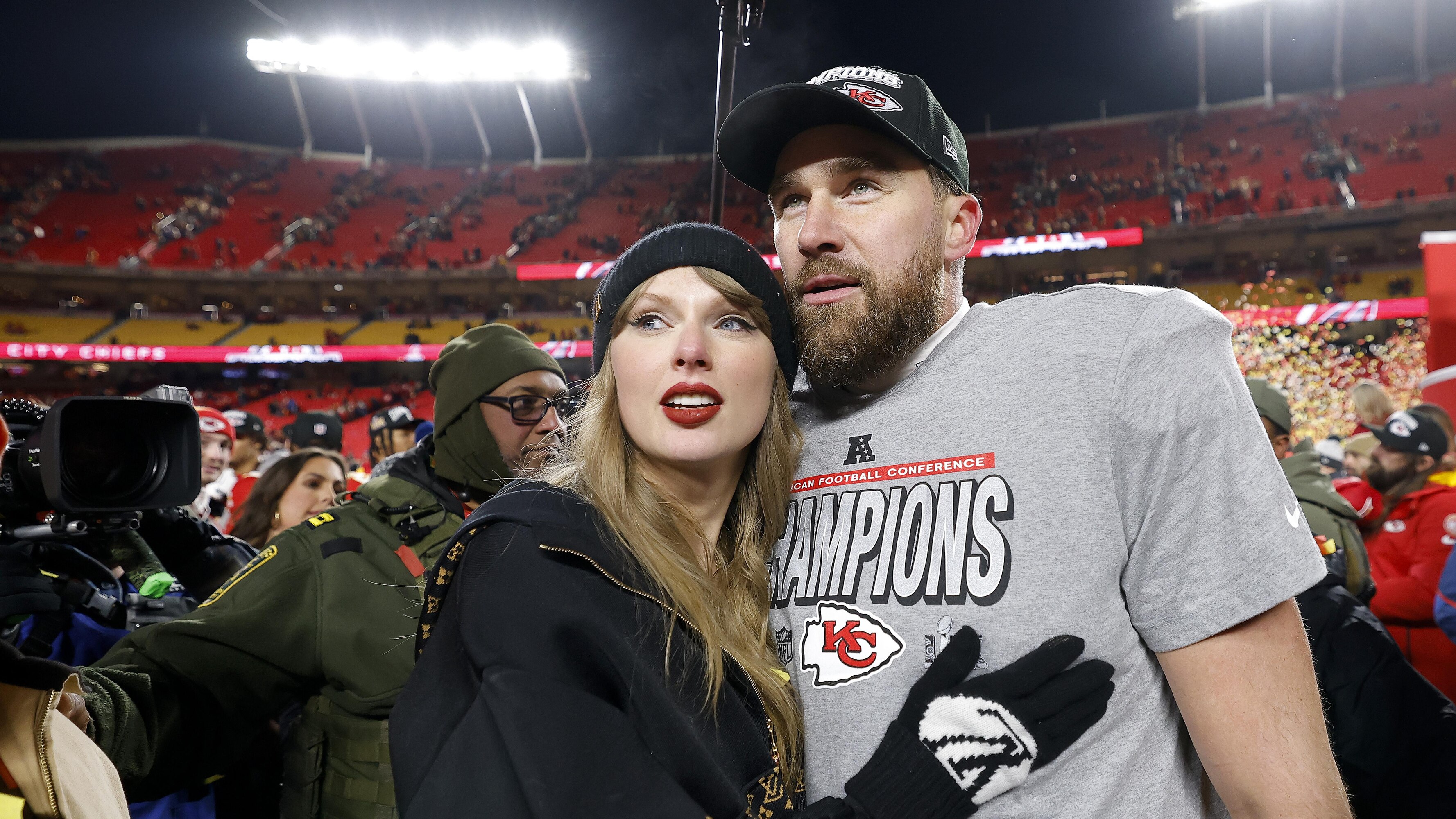 Taylor Swift überrascht in Video vom „Tight End University“-Konzert.