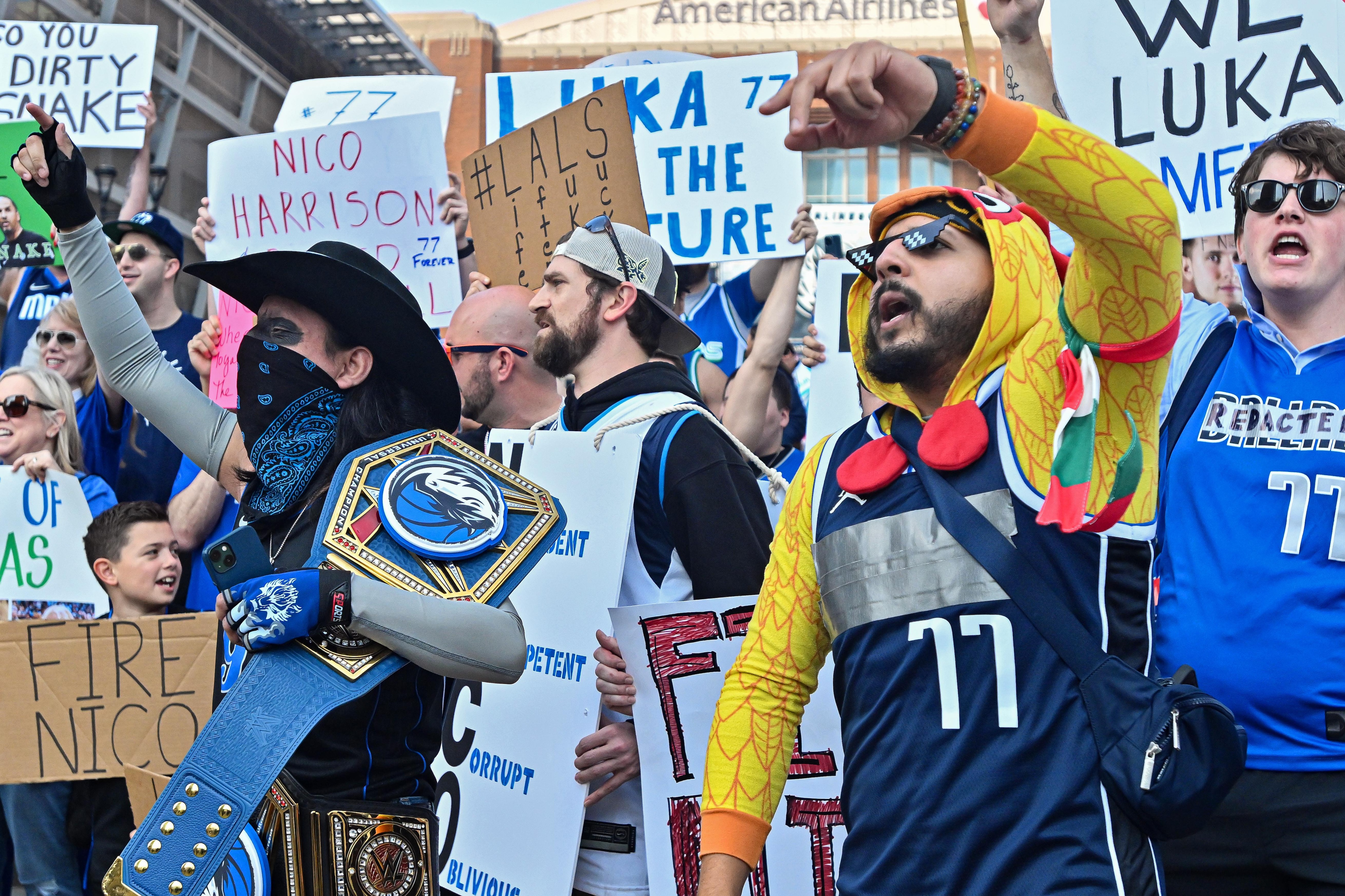 NBA: FEB 08 Dallas Mavericks Fans Protest