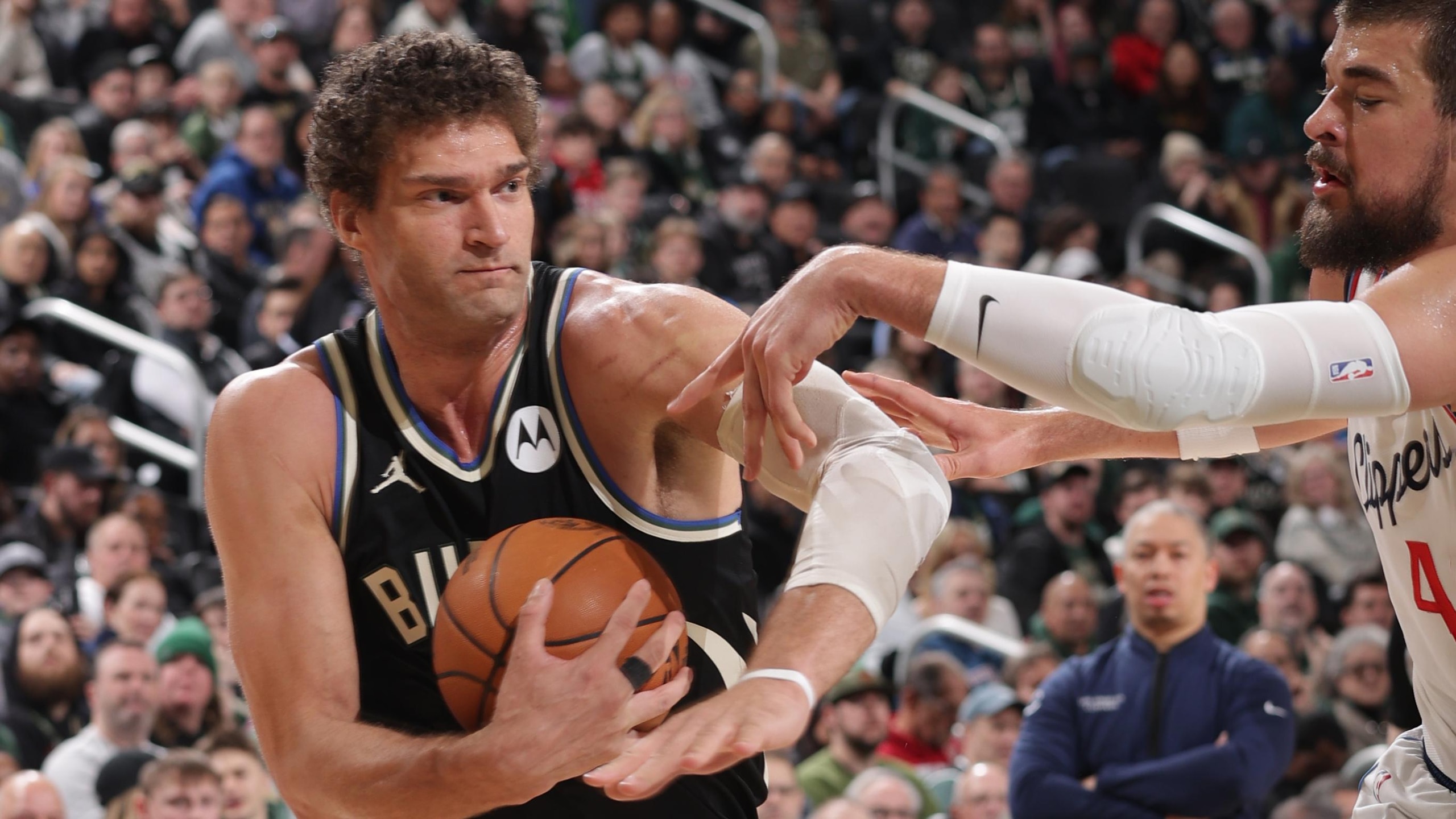 Los Angeles Clippers v Milwaukee Bucks