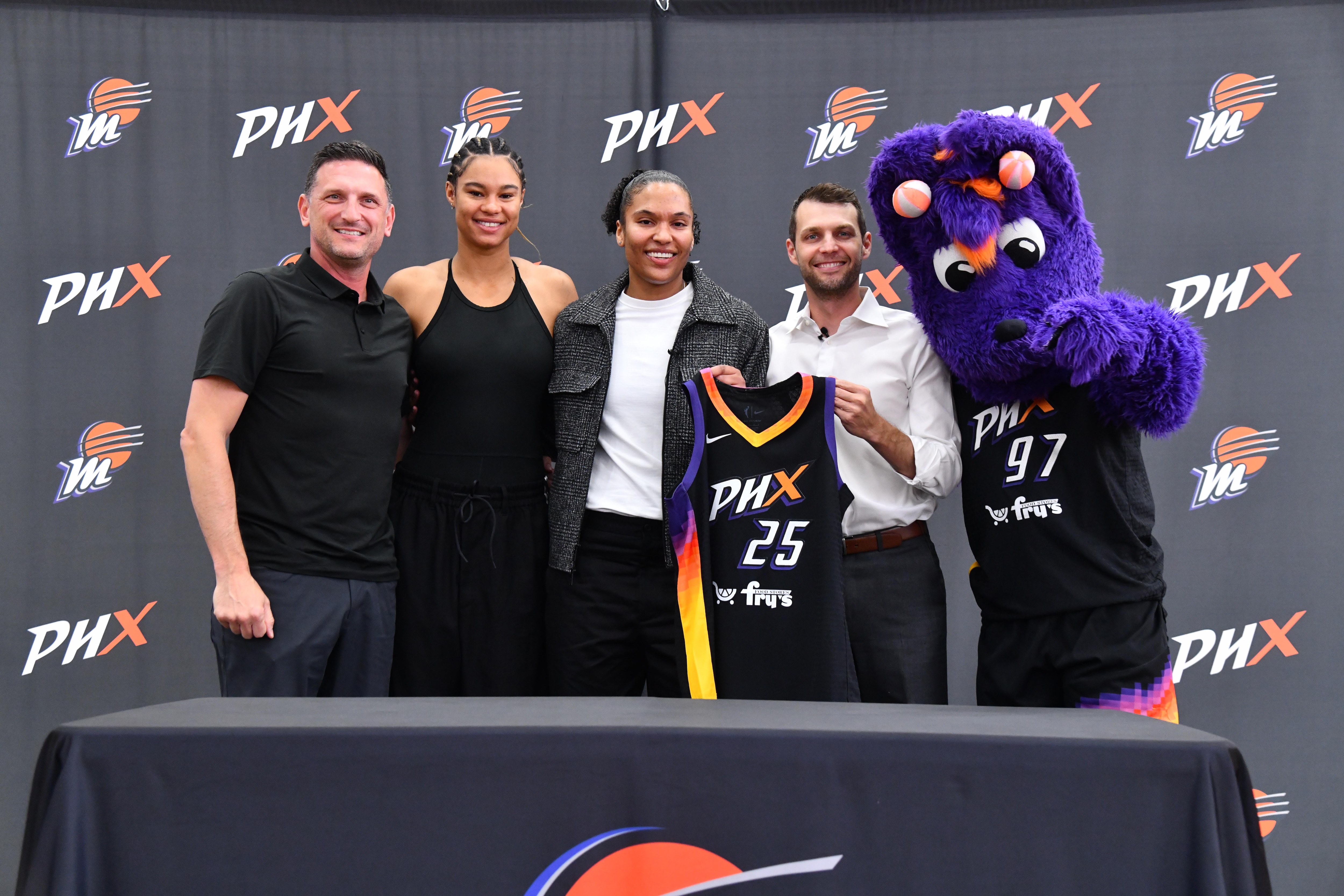 Phoenix Mercury introduce Alyssa Thomas