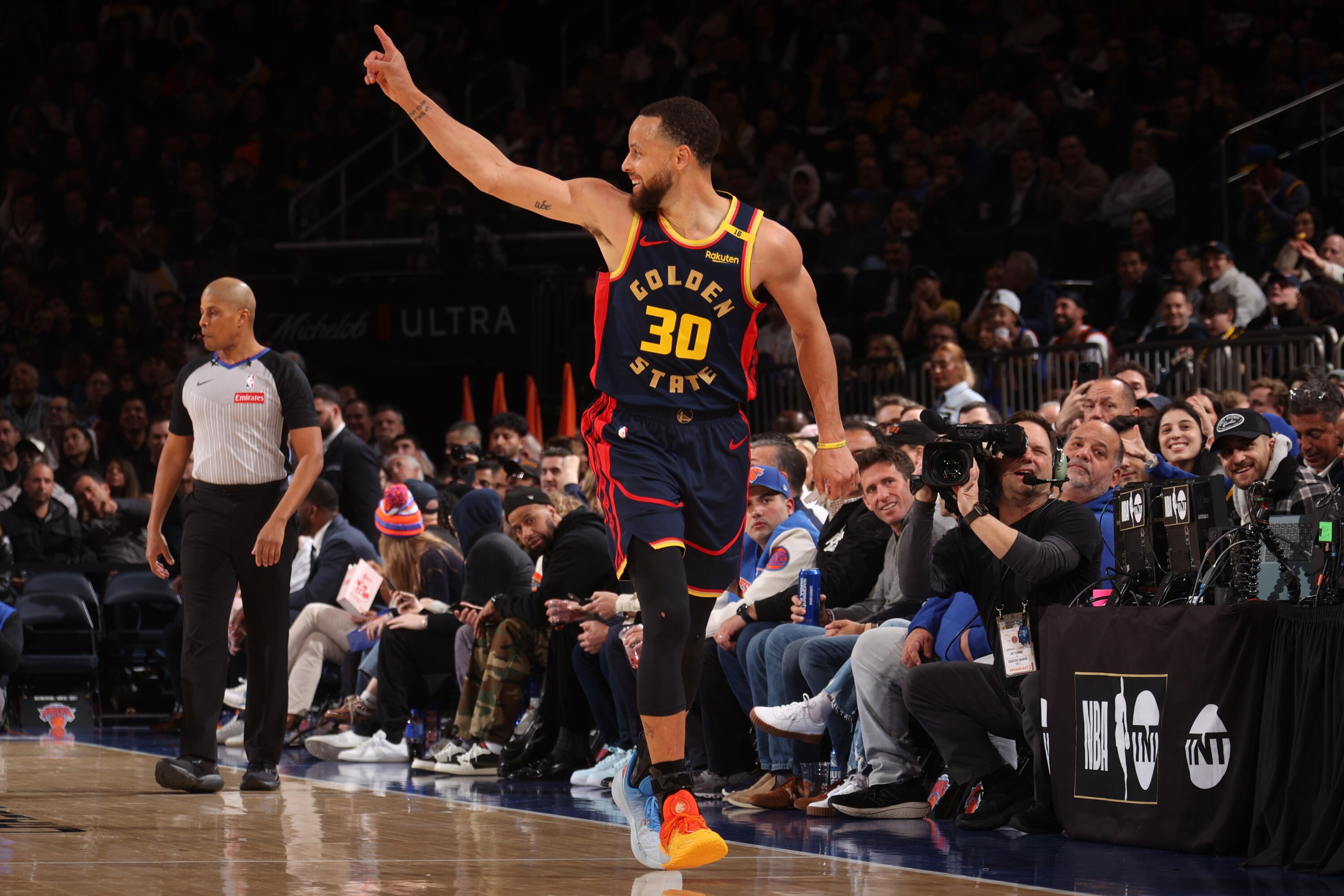 Stephen Curry's Dominance at MSG Hyped By NBA Fans as Warriors Beat