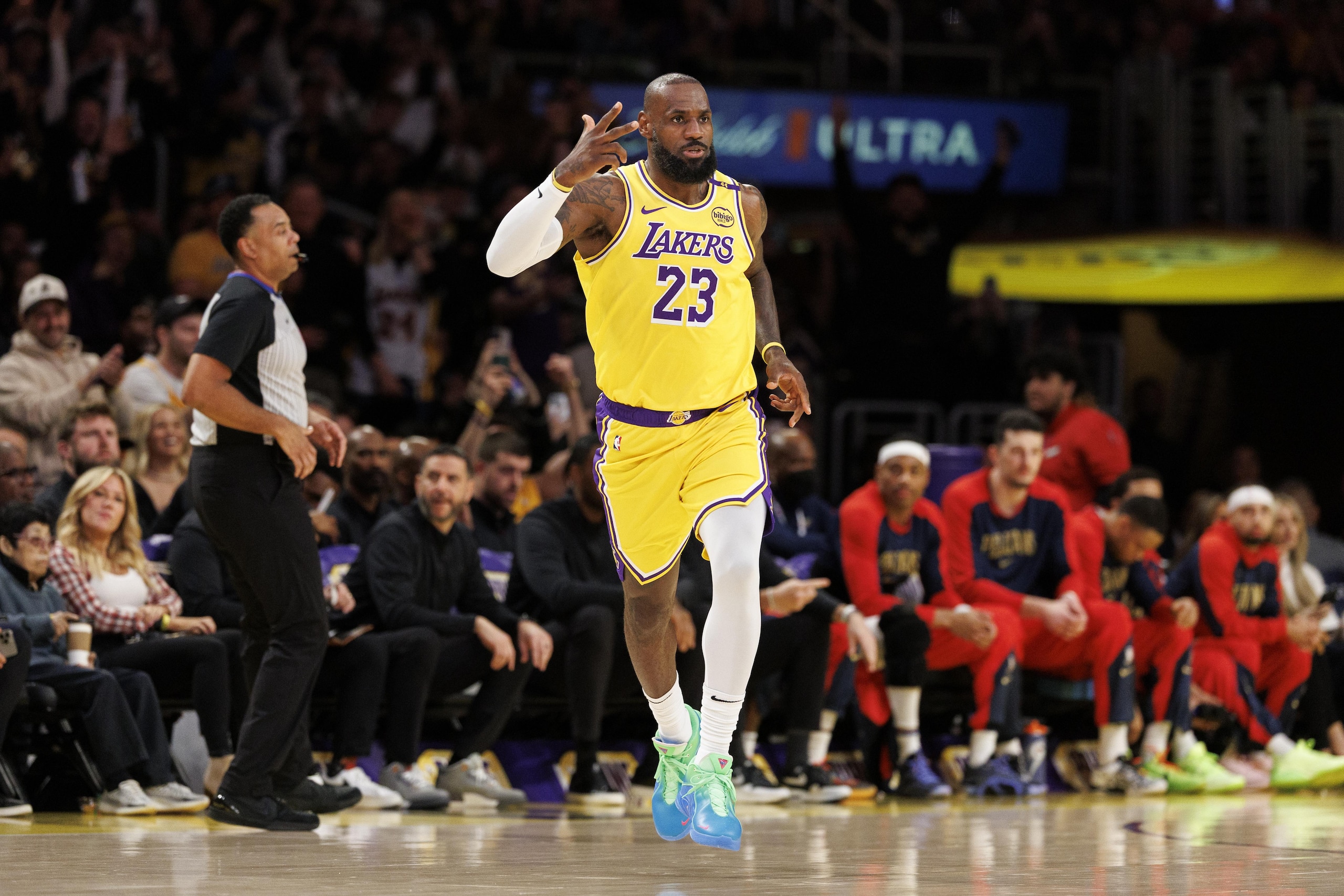 Lakers vs Hornets in Los Angeles, CA Lakers vs Hornets in Los Angeles, CA