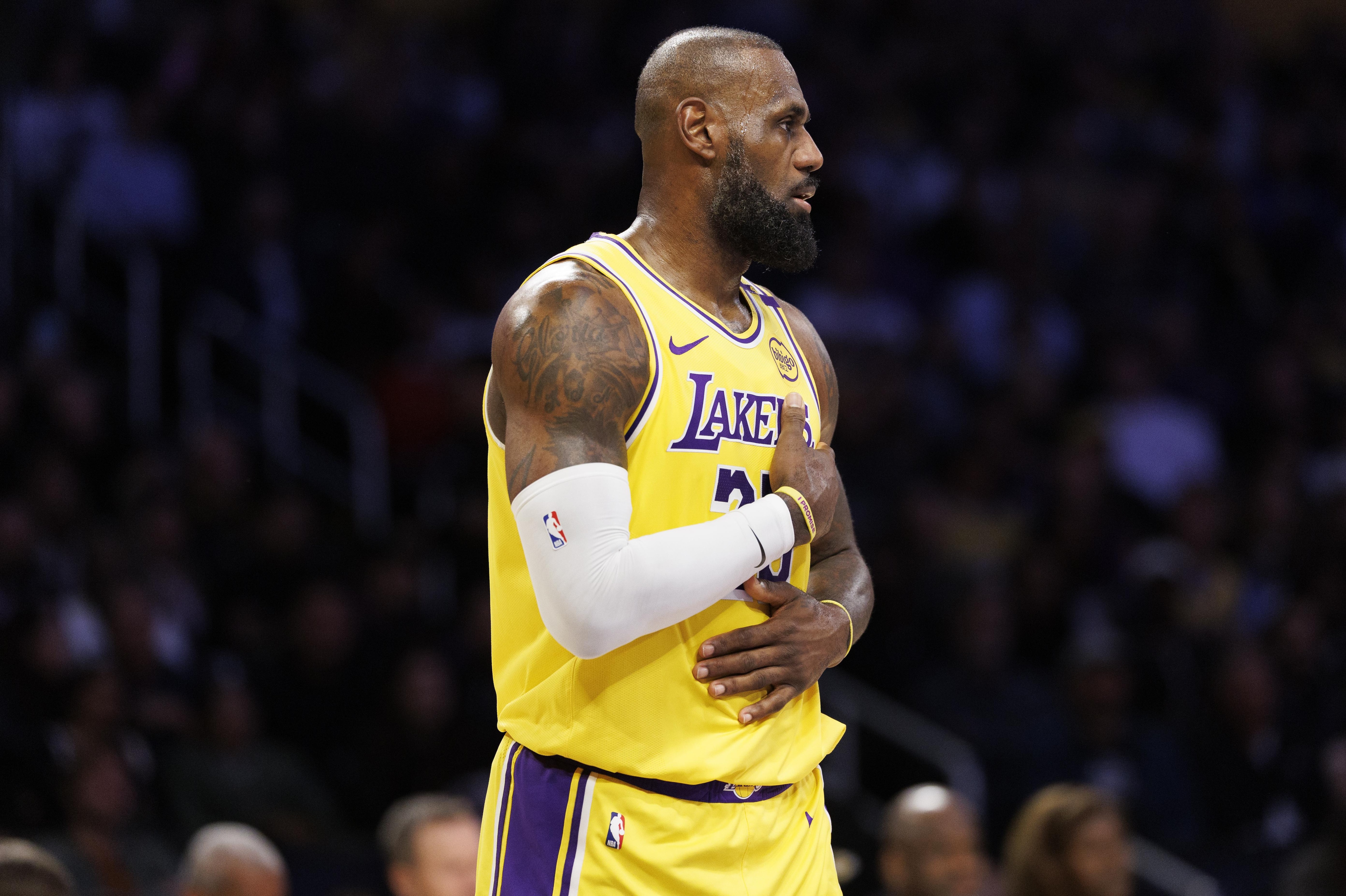 Lakers vs Pelicans in Los Angeles, CA