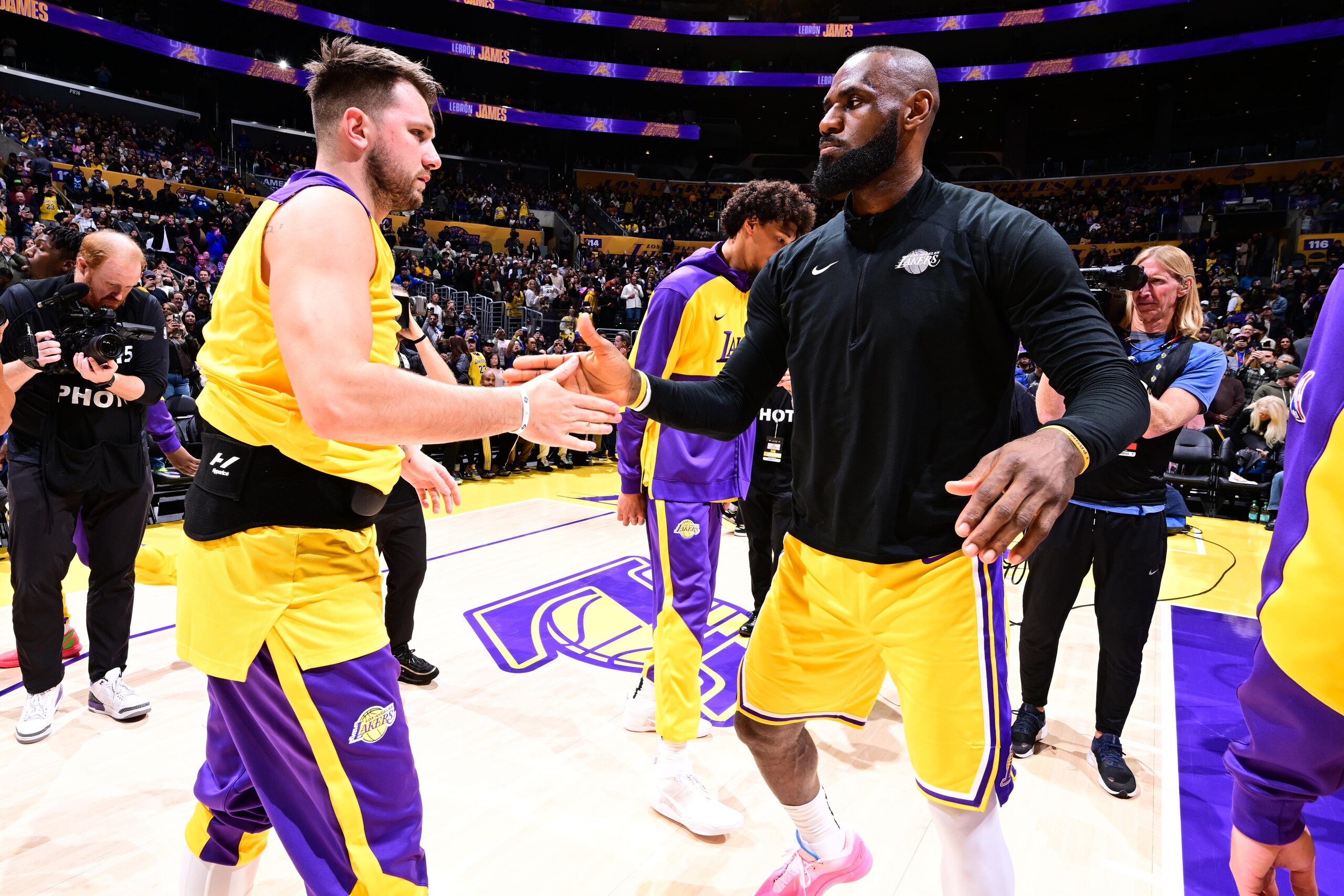 New York Knicks v Los Angeles Lakers New York Knicks v Los Angeles Lakers