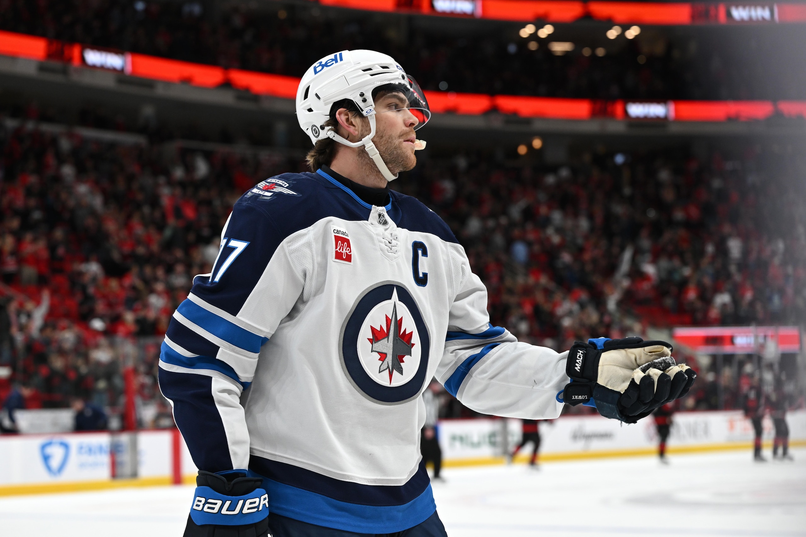 NHL: MAR 09 Jets at Hurricanes