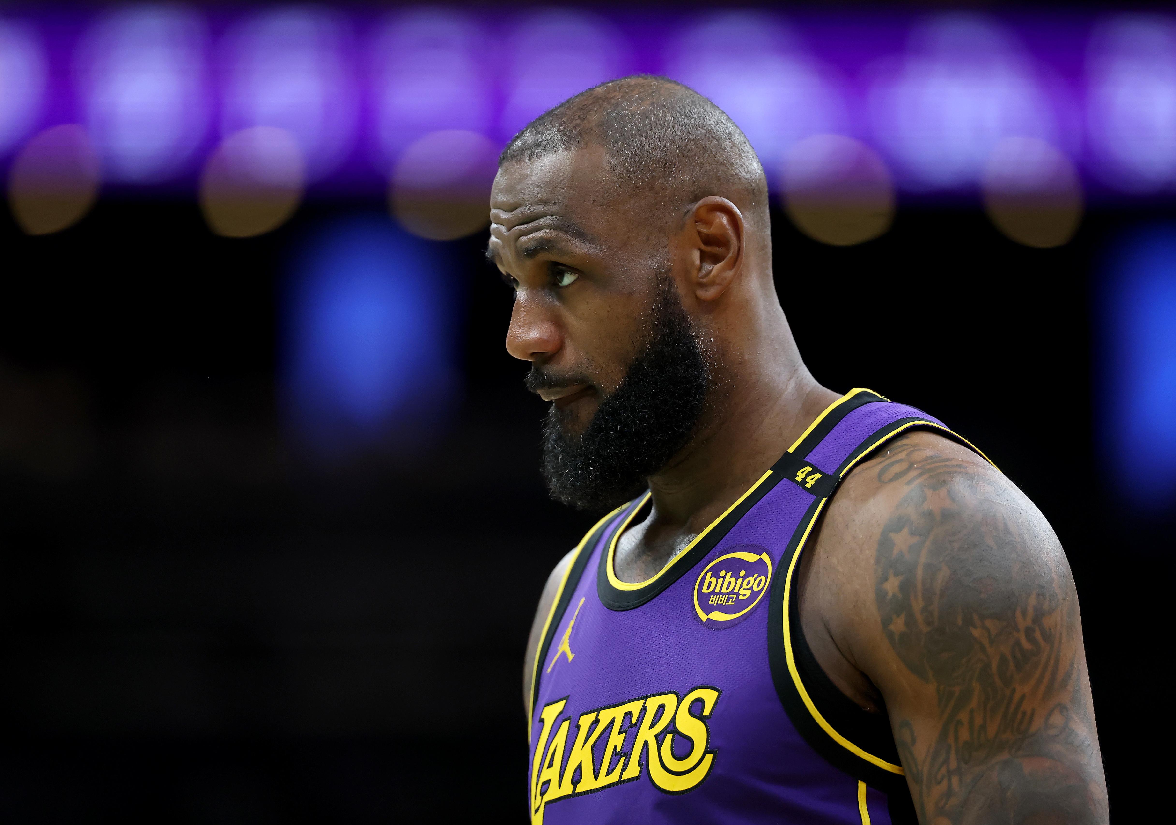 Báo cáo: LeBron của Lakers phải nghỉ thi đấu ít nhất 1 tuần nữa vì chấn  thương sau buổi tập đầu tiên trên sân