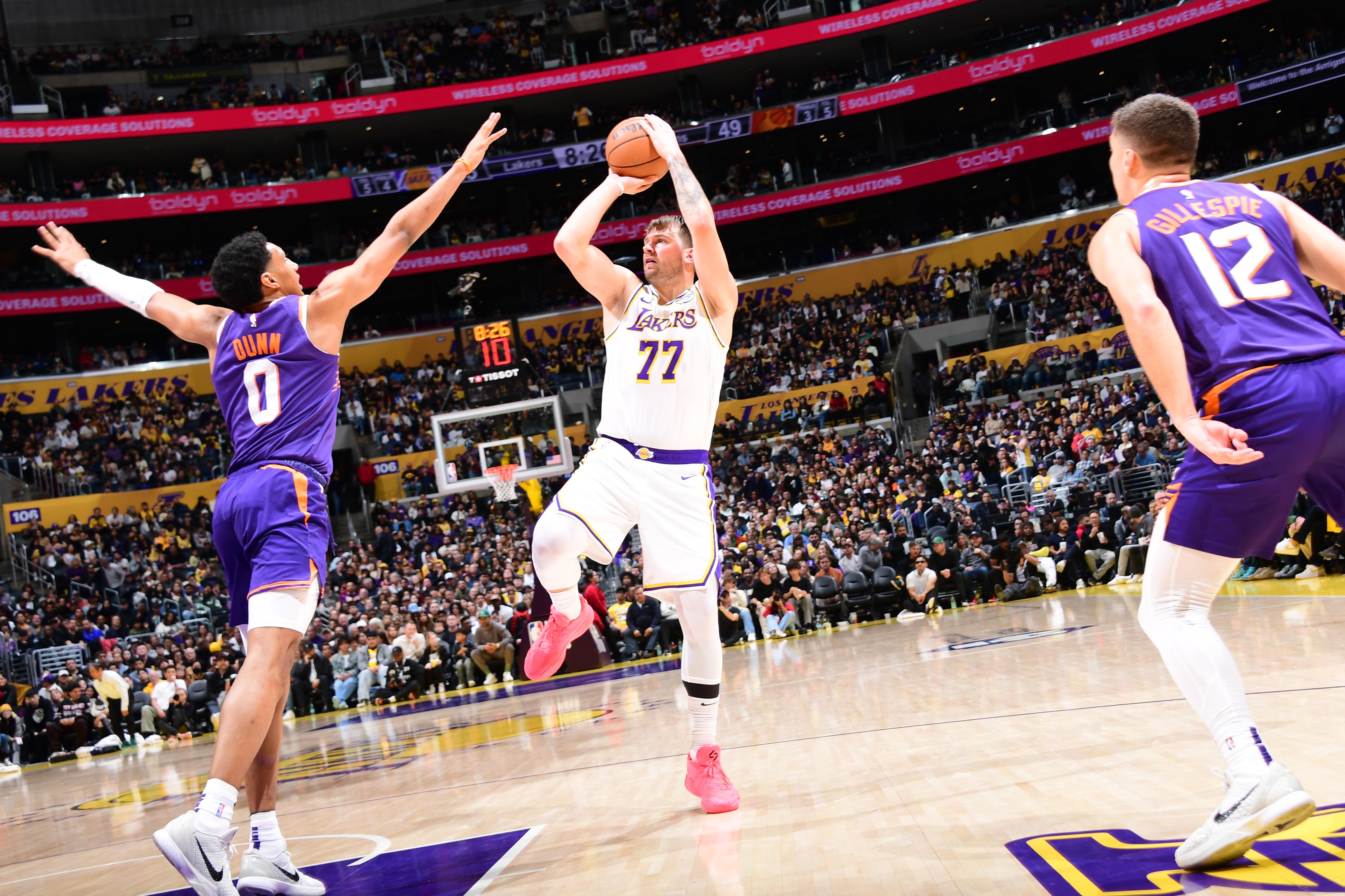 Phoenix Suns v Los Angeles Lakers