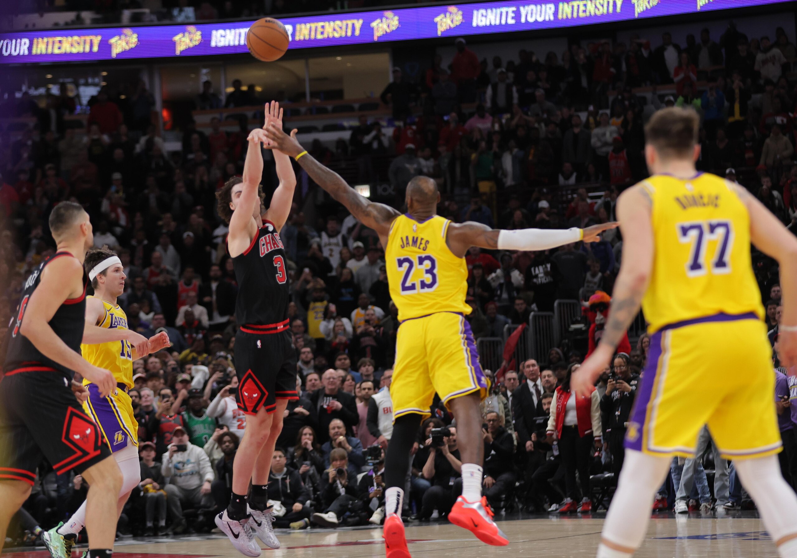 NBA: MAR 27 Lakers at Bulls NBA: MAR 27 Lakers at Bulls