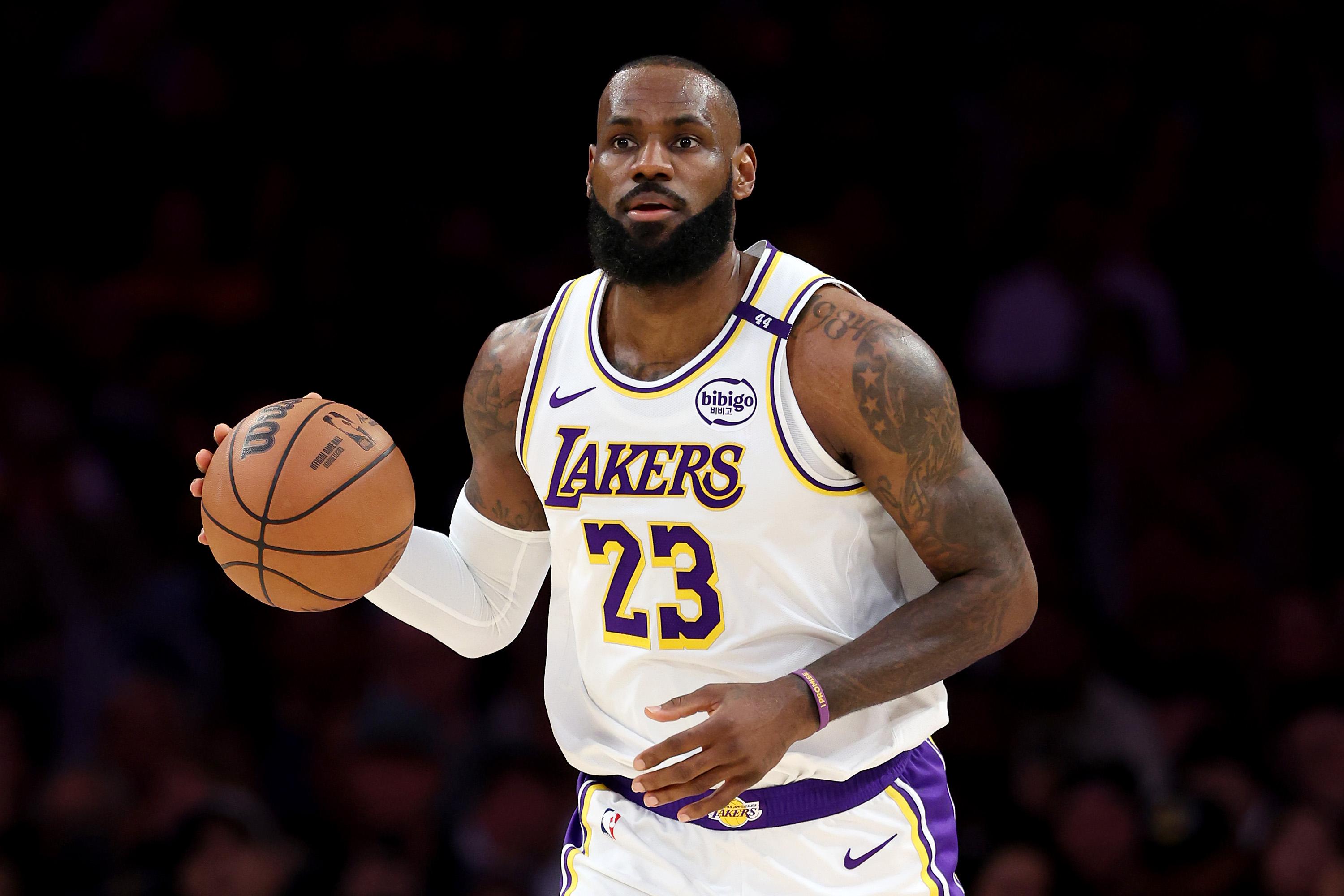 Chicago Bulls v Los Angeles Lakers