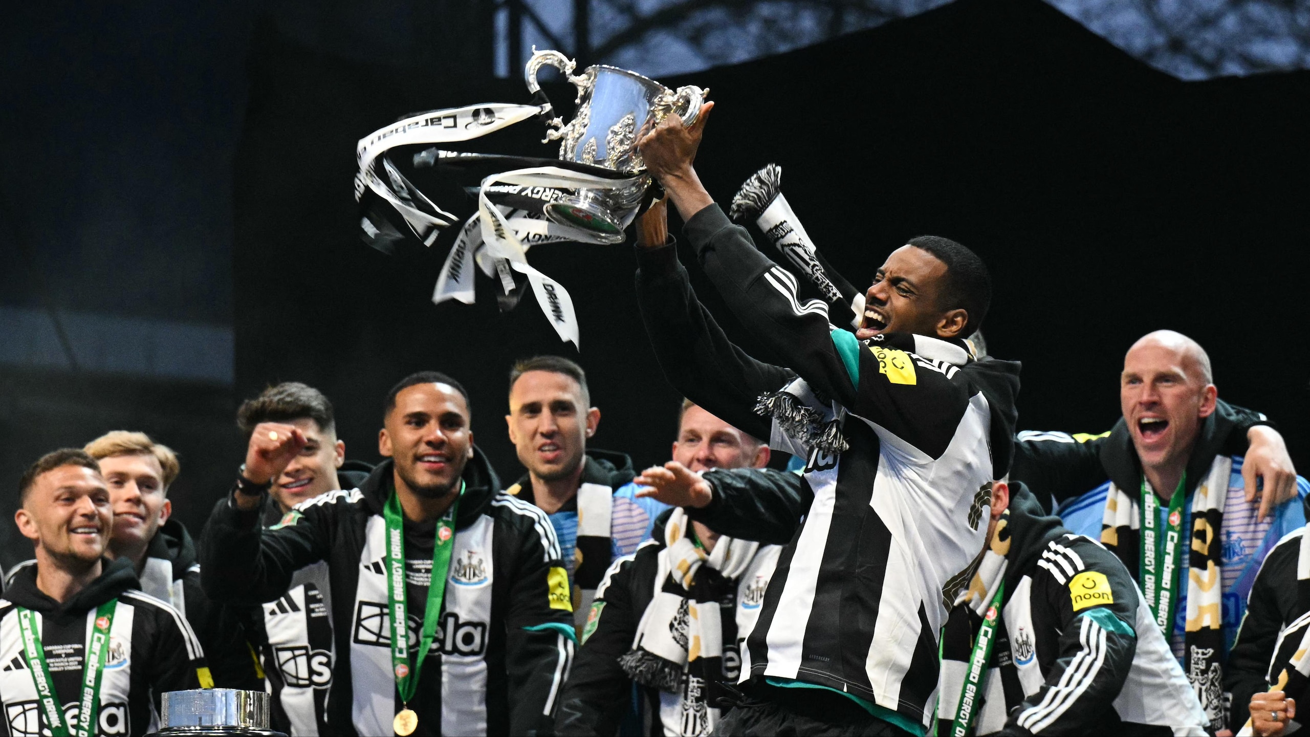 TOPSHOT-FBL-ENG-LCUP-NEWCASTLE-PARADE
