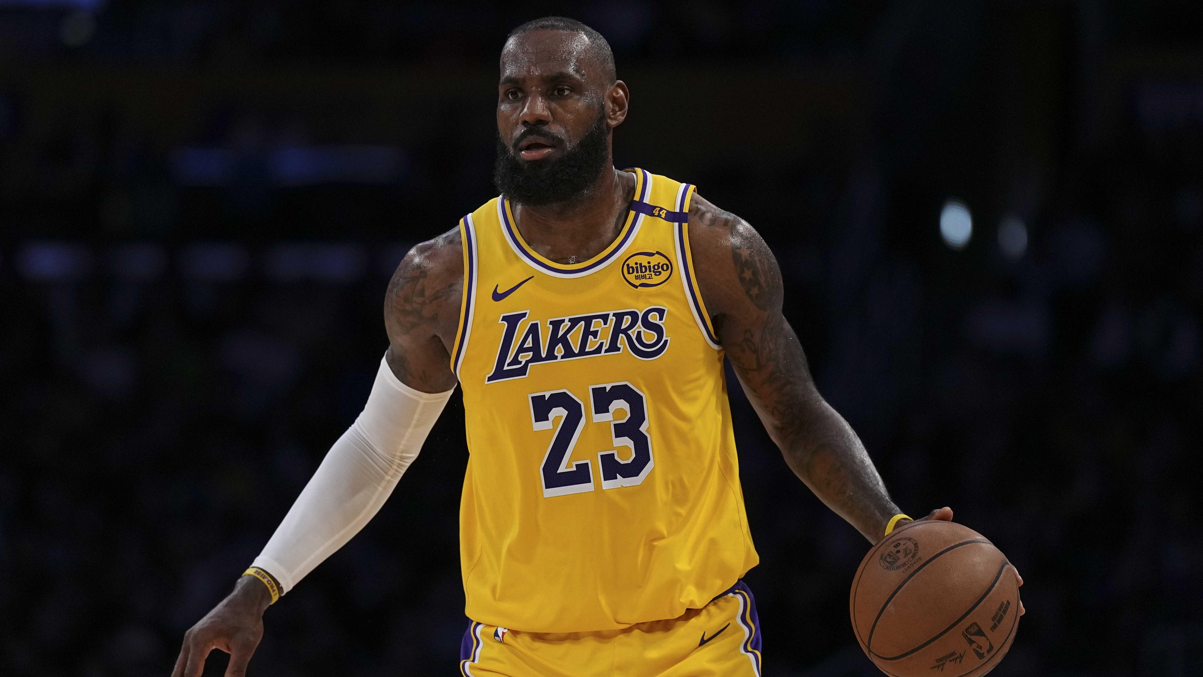 Golden State Warriors v Los Angeles Lakers Golden State Warriors v Los Angeles Lakers