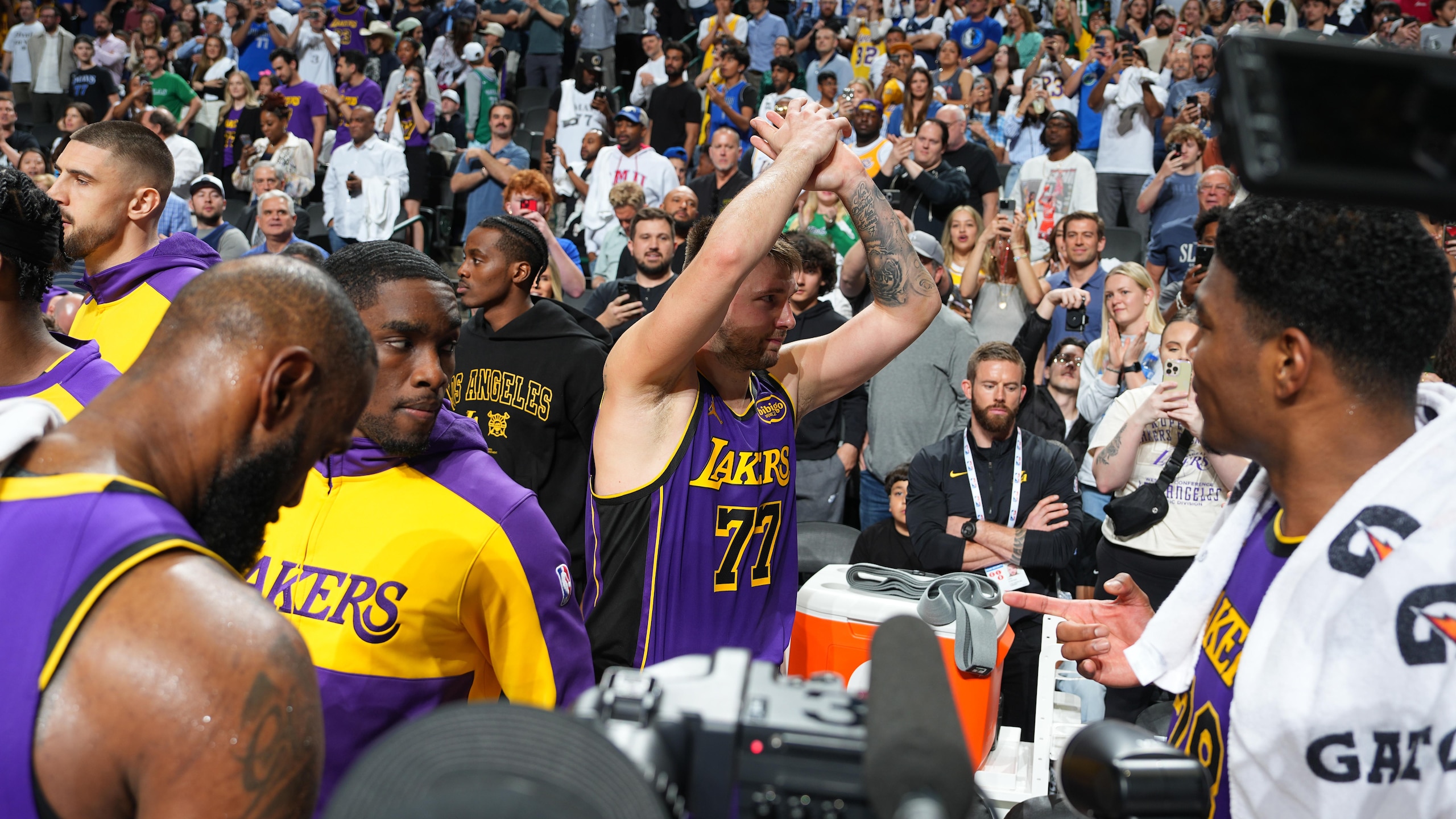 Los Angeles Lakers v Dallas Mavericks Los Angeles Lakers v Dallas Mavericks