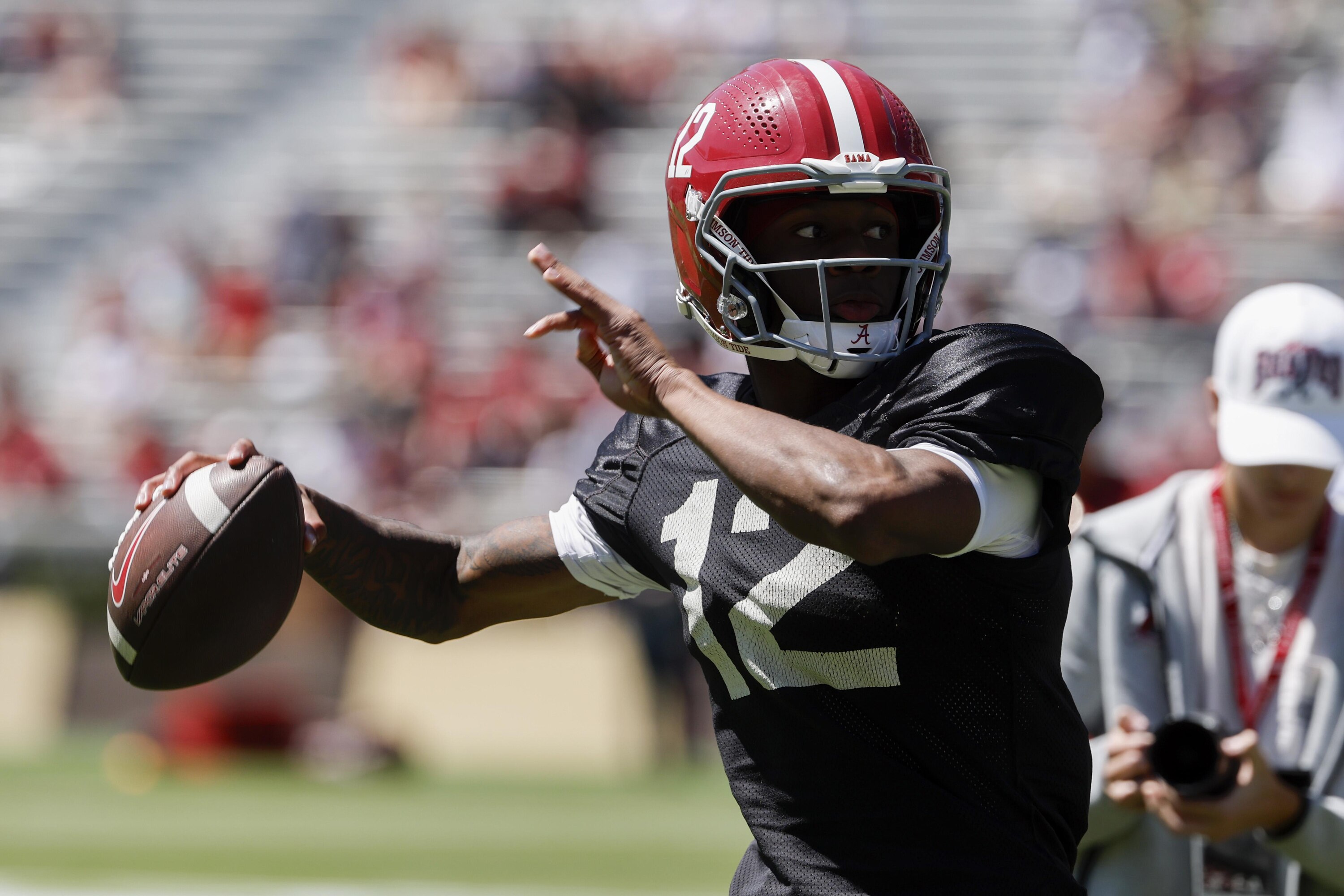 Alabama's Keelon Russell Gifts Mom New Mercedes-Benz Ahead of Freshman Season
