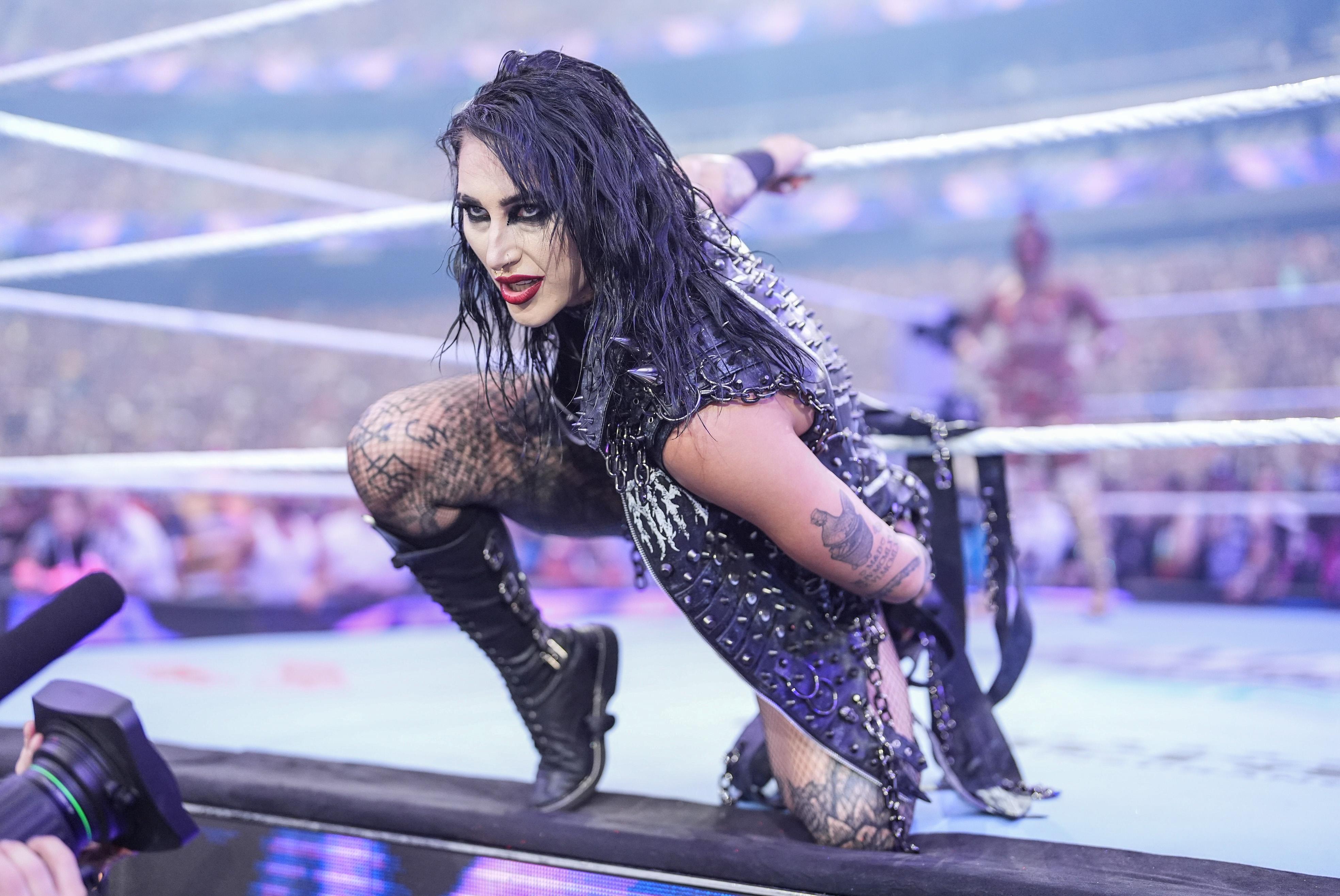 Wwe Raw Results (Aug 11): The Unexpected Twist – Naomi Injured, Rollins' Title Fight! - qxnjuts