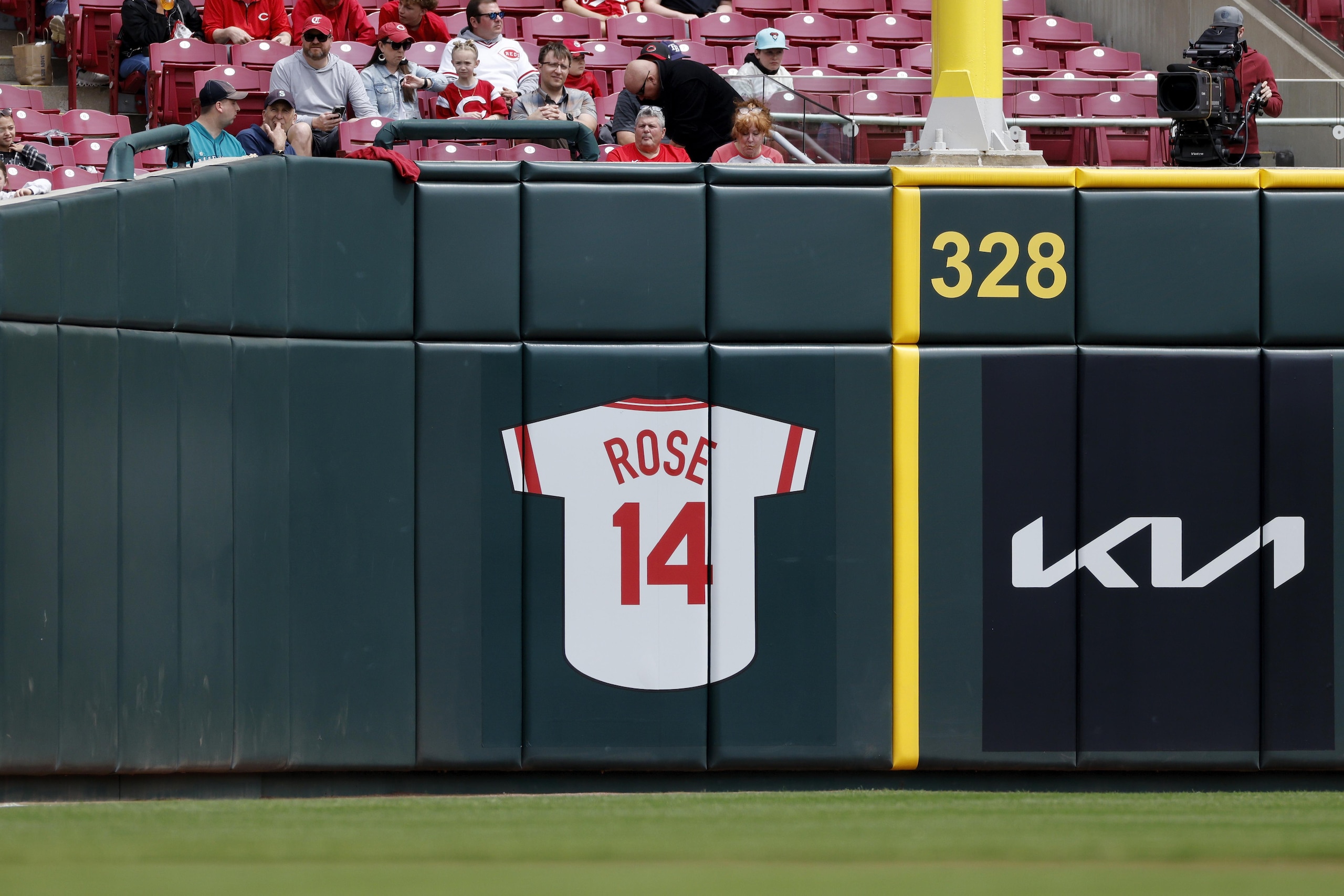MLB: APR 17 Mariners at Reds MLB: APR 17 Mariners at Reds