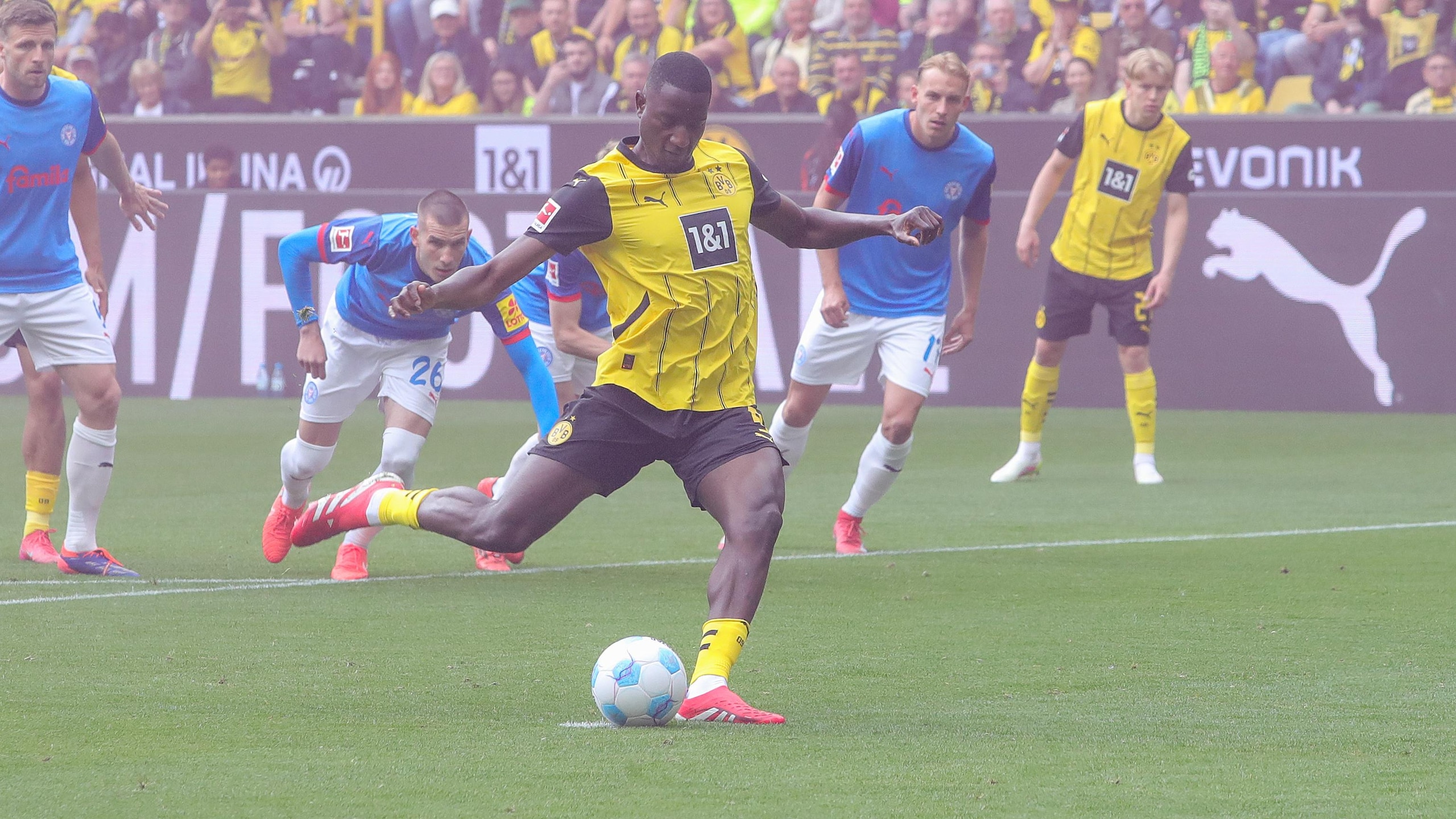 Borussia Dortmund v Holstein Kiel - Bundesliga