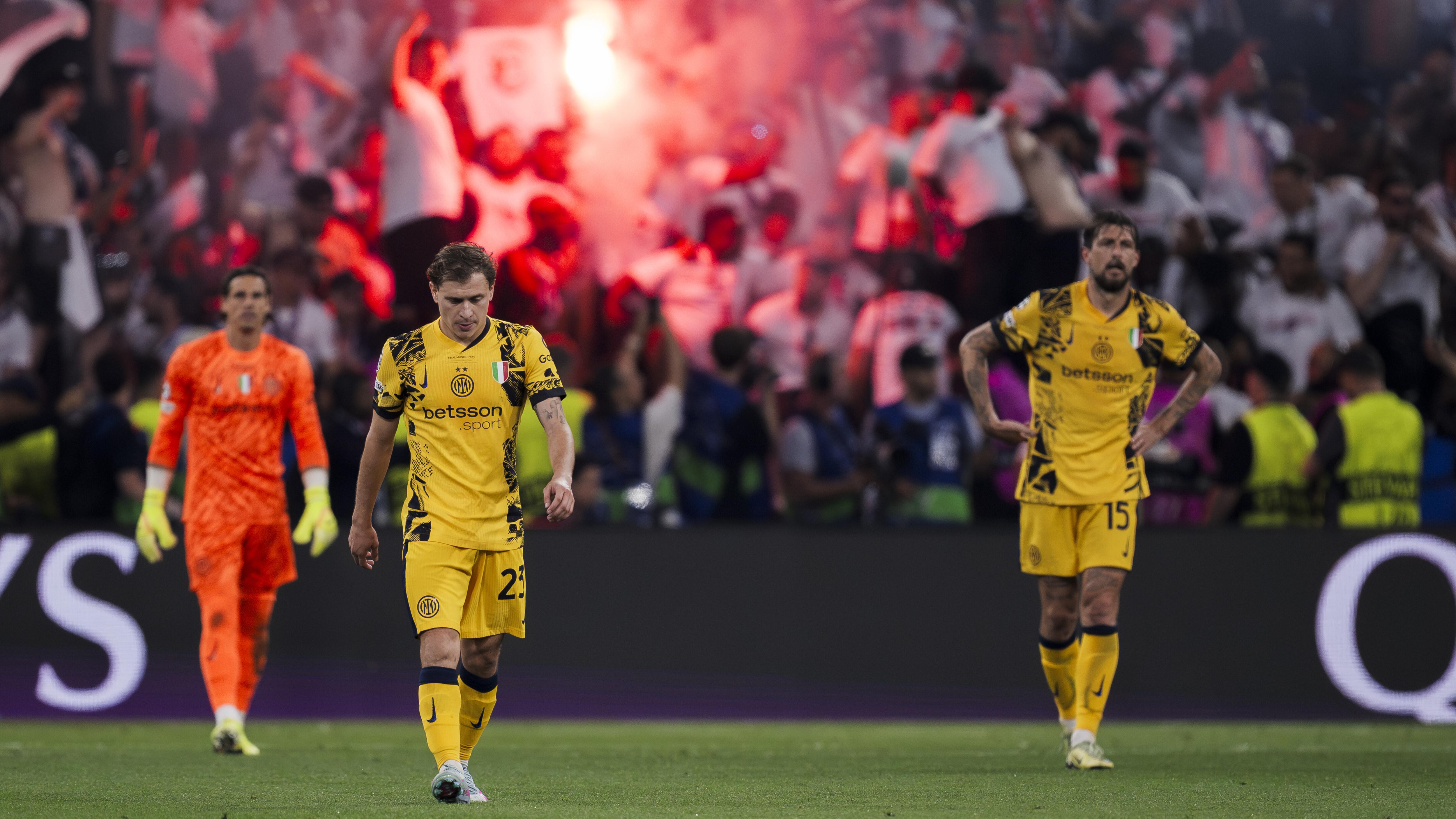 (L-R) Yann Sommer, Nicolo Barella and Francesco Acerbi of FC...