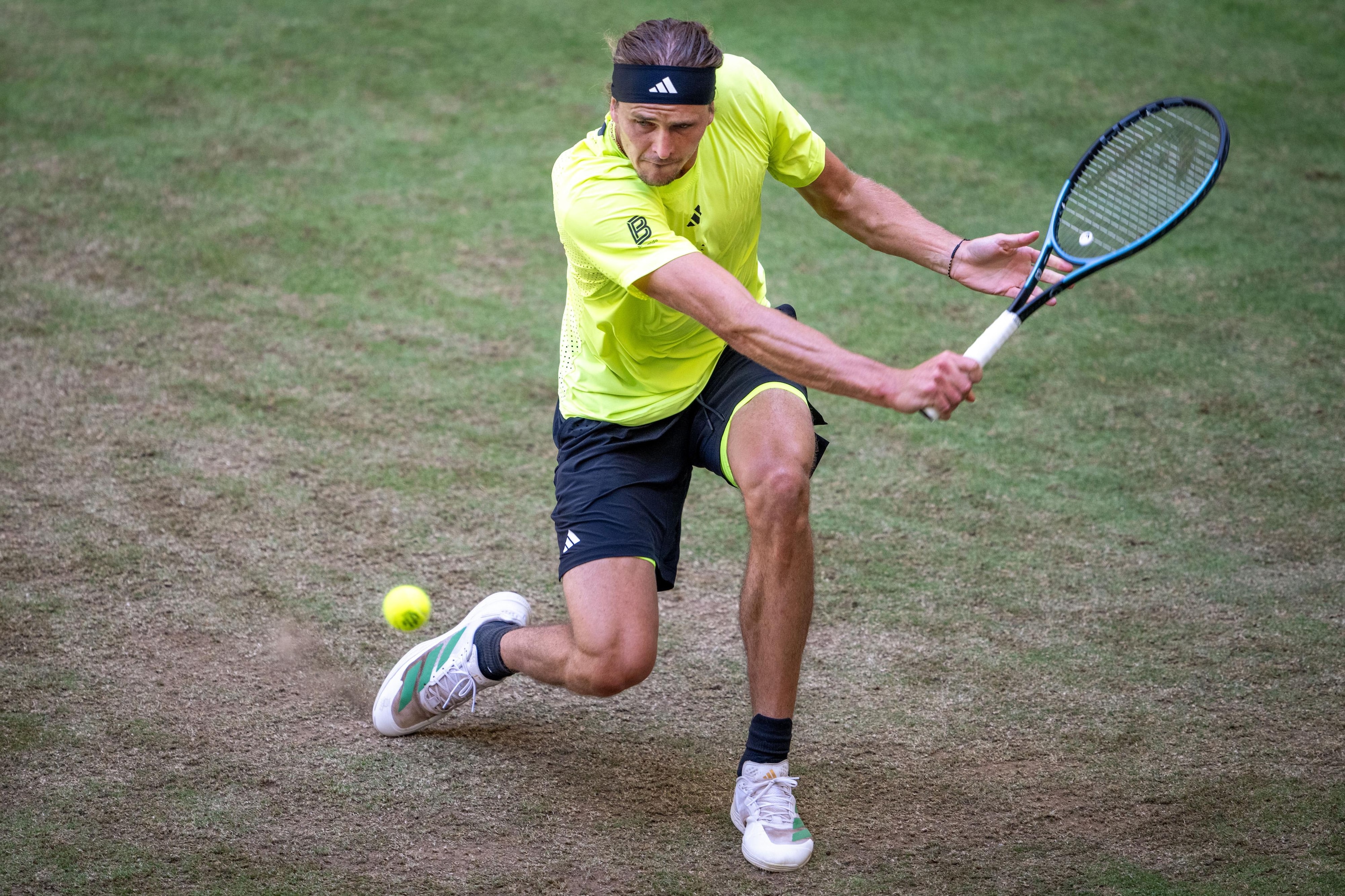 Alexander Zverev Vomits Mid-Match, Rallies for Semifinal Berth at Halle Open