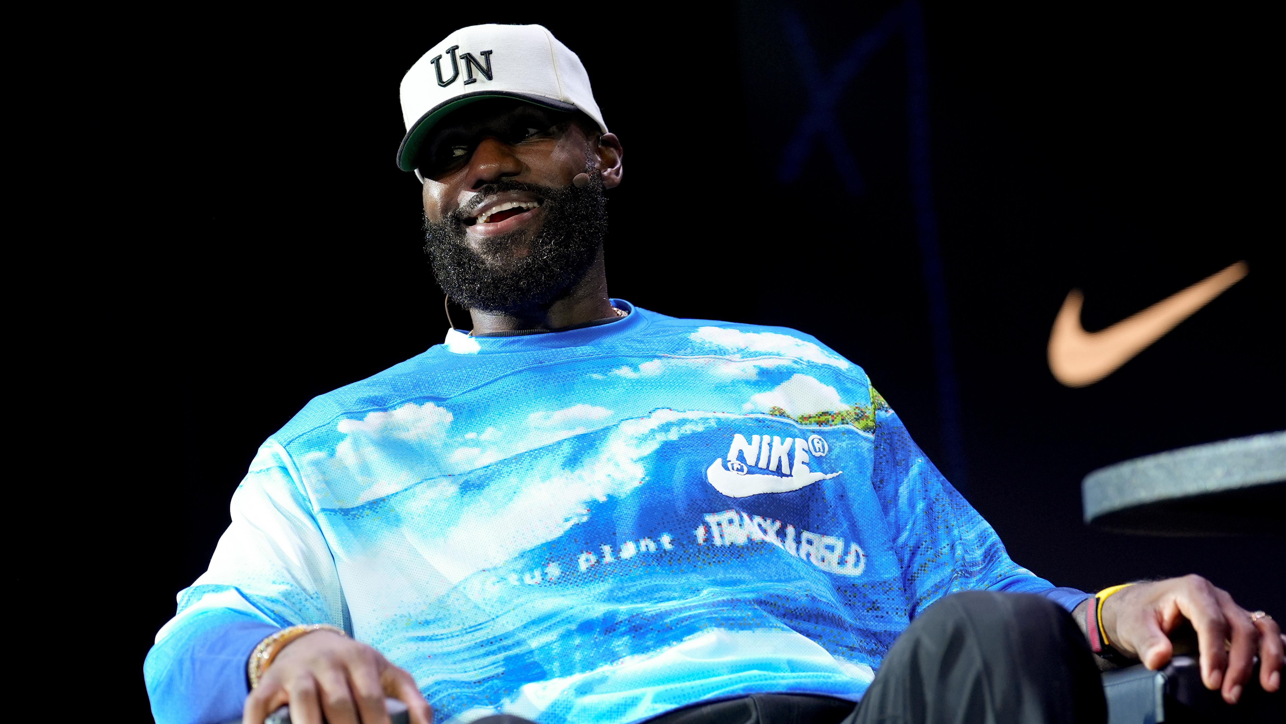 Lakers’ LeBron James Hypes Peter Warrick Photo from FSU’s Upset of No. 8 Alabama