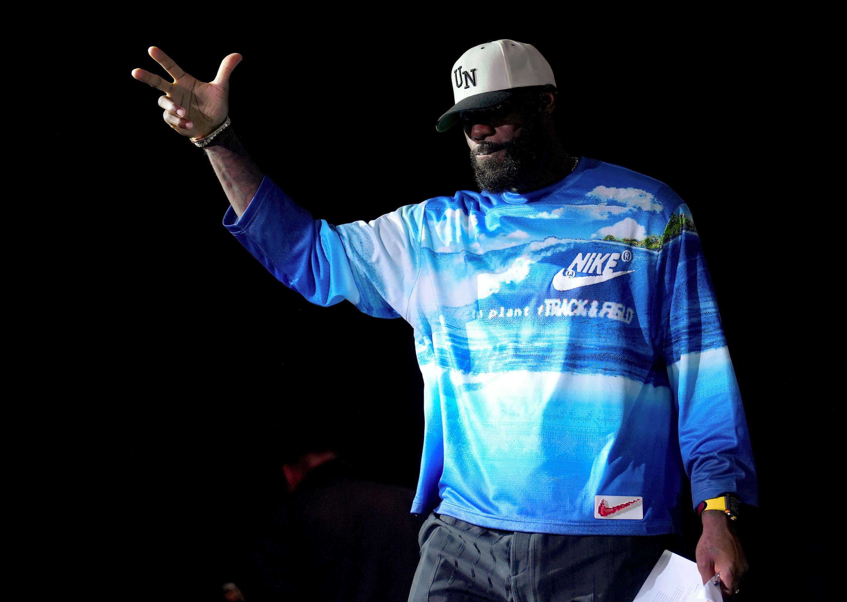 Lakers' LeBron James, WWE's Triple H Meet in Video From 2025 Fanatics Fest