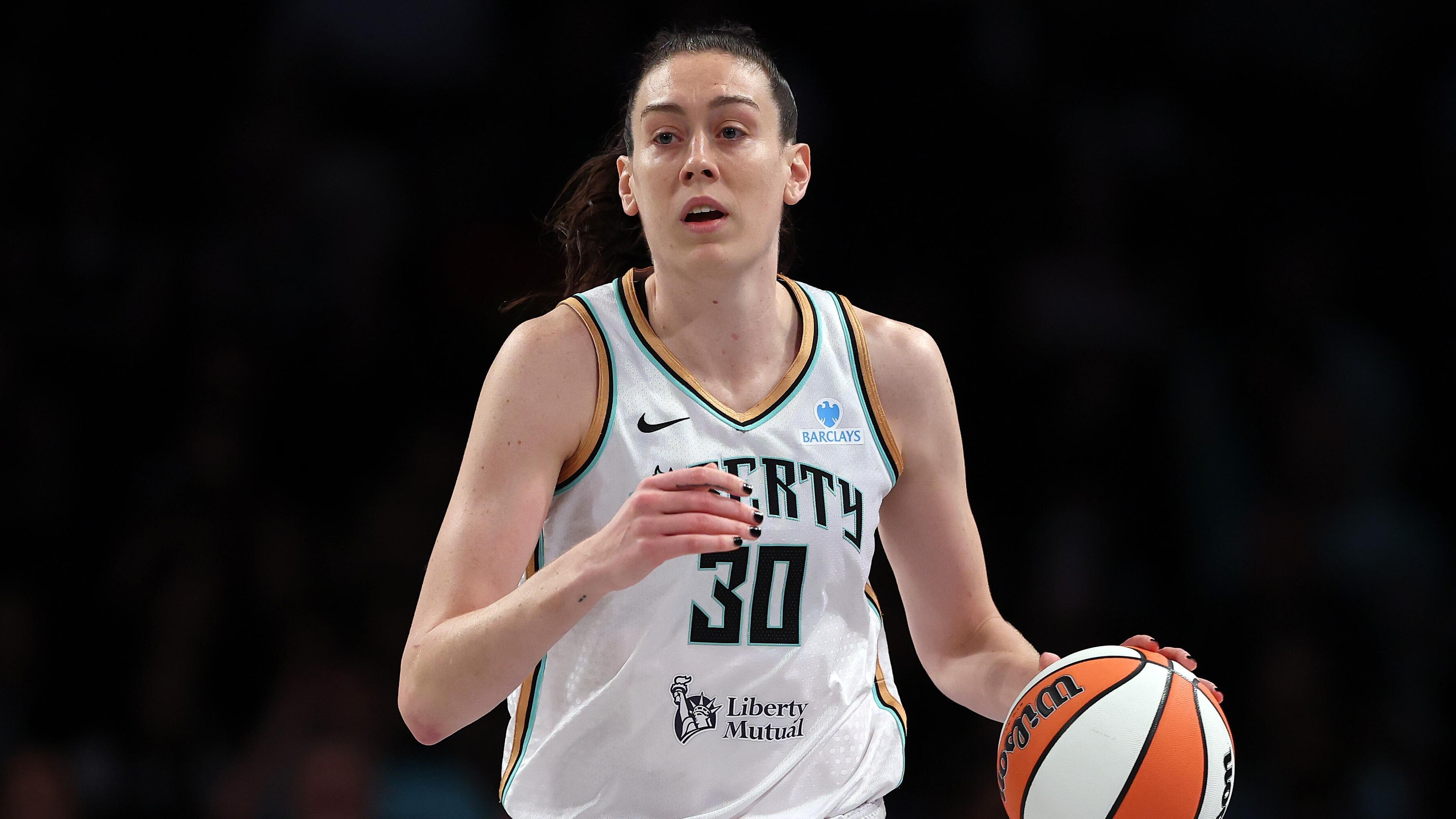 Breanna Stewartは、膝の怪我のためのリハビリの中でリバティに戻るタイムラインを設定します