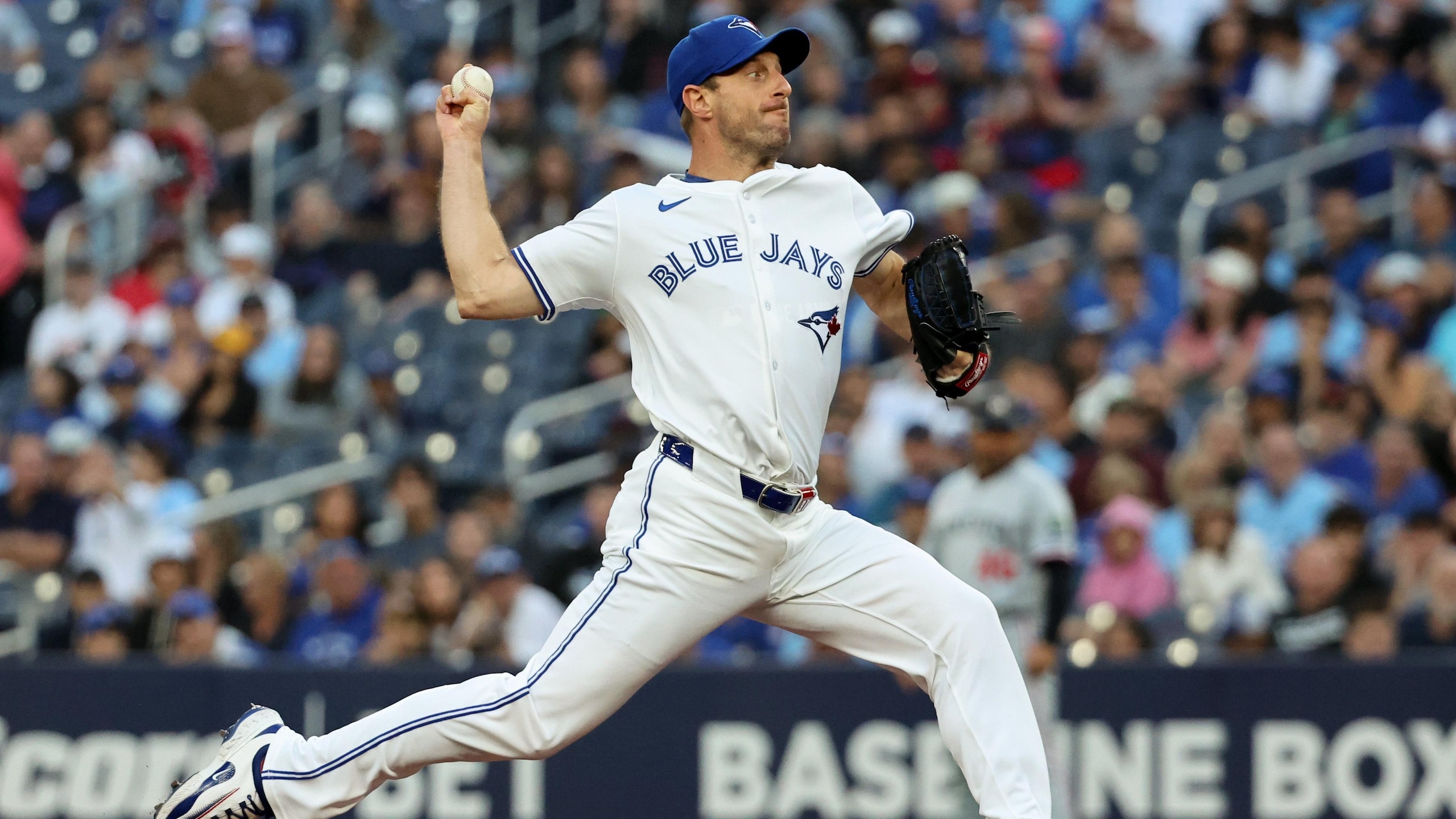 Toronto Blue Jays play the Minnesota Twins Toronto Blue Jays play the Minnesota Twins